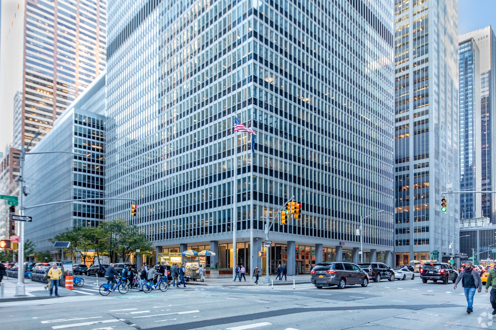 Ropes & Gray has signed a lease spanning more than half a million square feet at 1285 Avenue of the Americas in Manhattan. (CoStar)