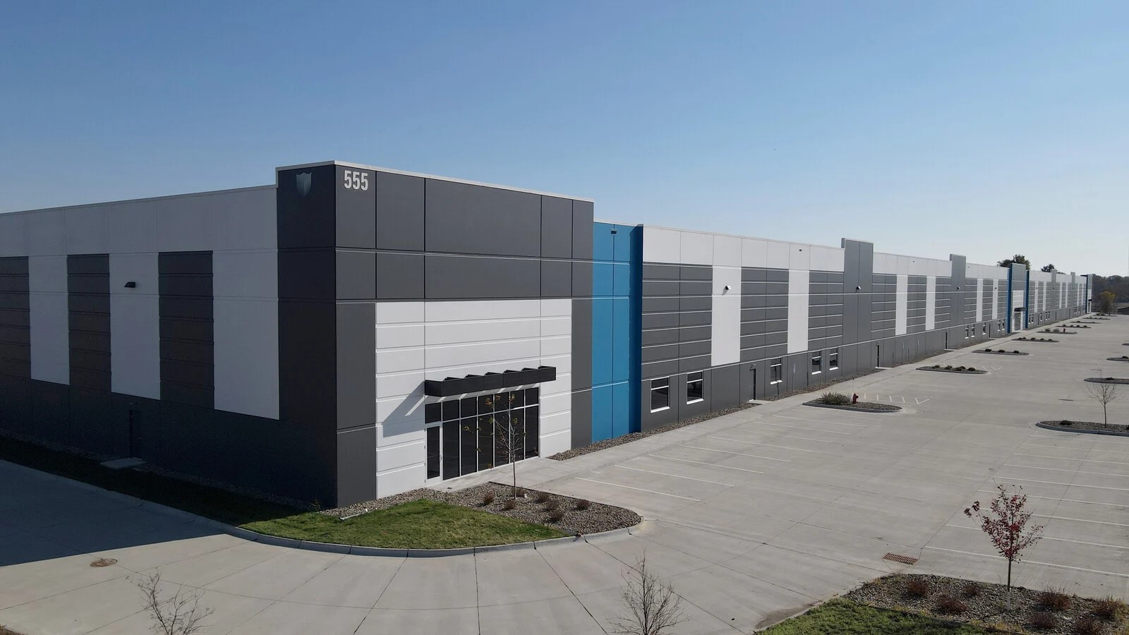 The I-80 Distribution Center in Altoona, Iowa, has been listed for sale by developer Endeavor Development after signing John Deere to a full-building lease. (JLL)
