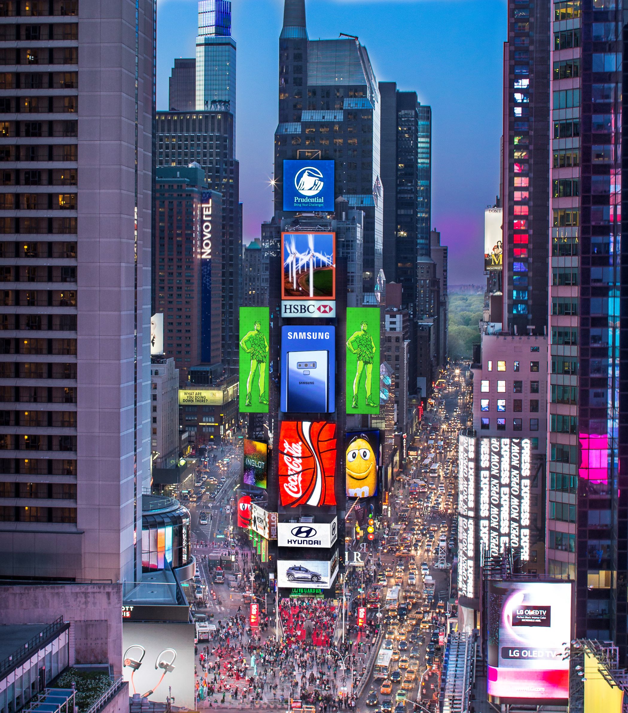New York's 2 Times Square retail property has been sold for $100 million. (Newmark) 