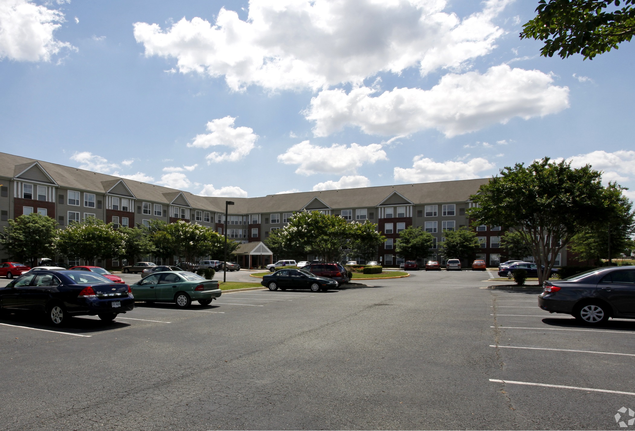 The 236-unit Guardian Place opened in 1994 in Richmond's West End. (CoStar)