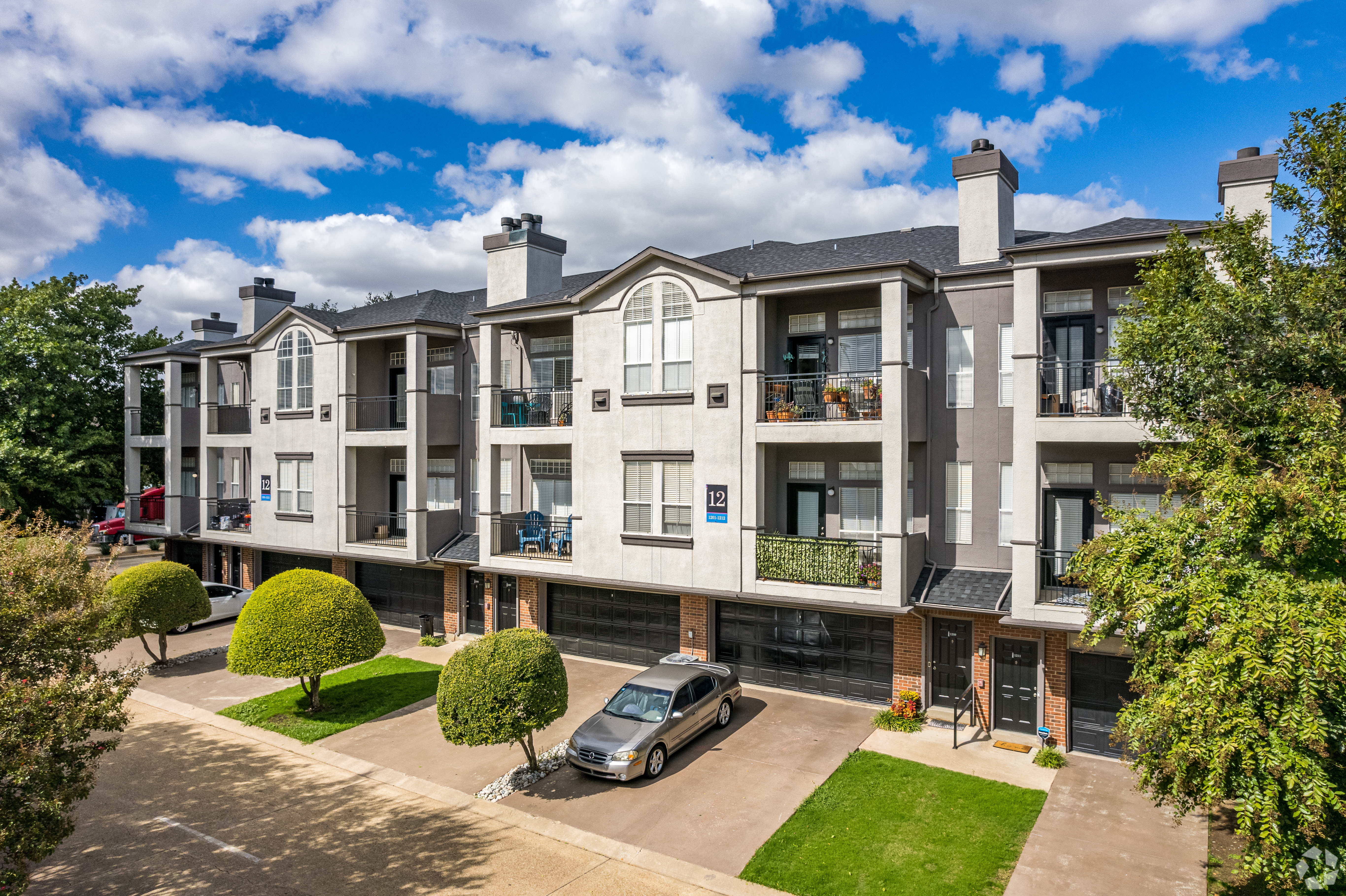 The Premier at Prestonwood, a 208-unit multifamily property in Dallas, has sold to a new ownership group. (CoStar)