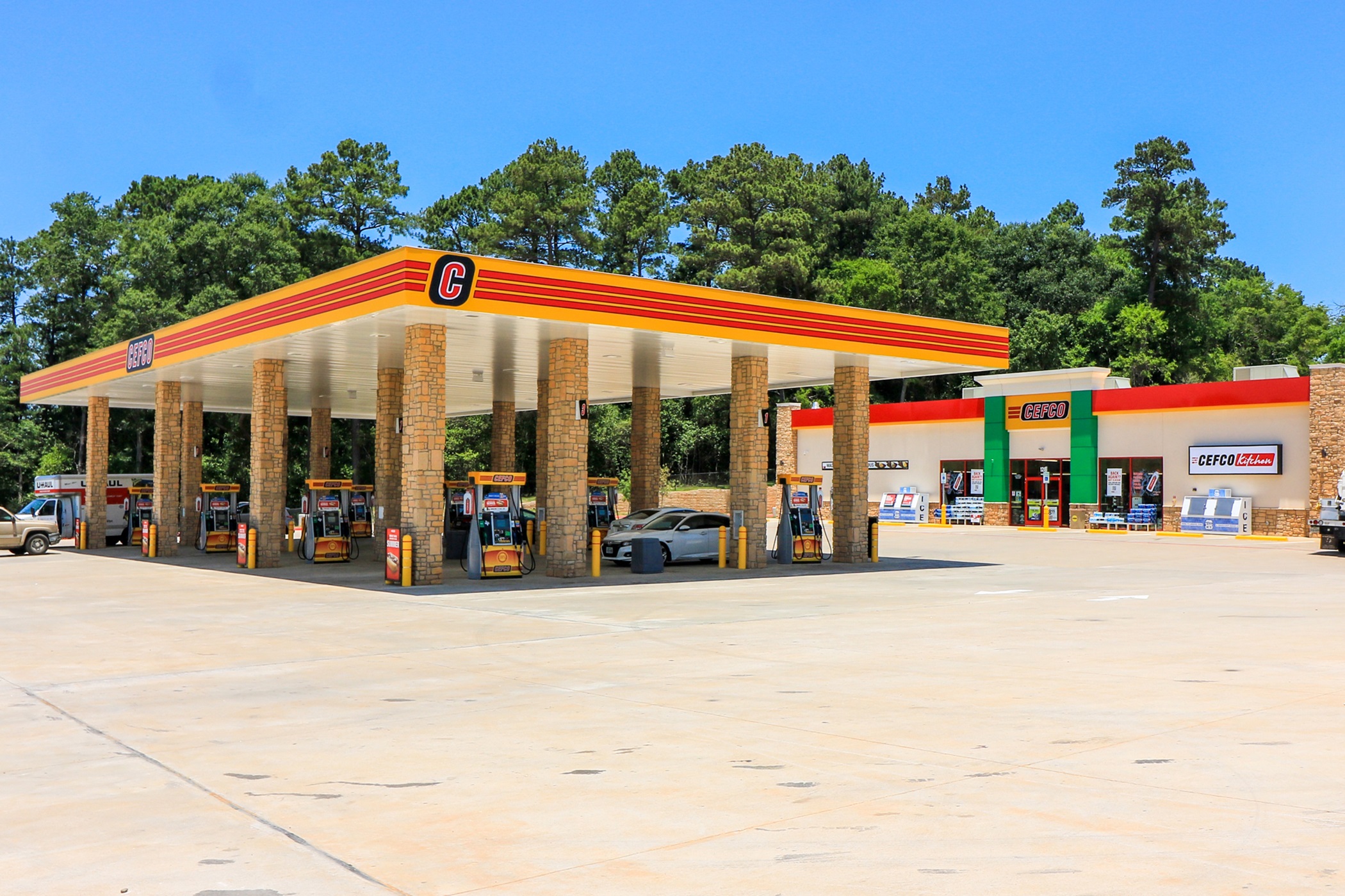 Casey's General Stores agreed to pay $1.1 billion to buy the CEFCO convenience store chain, including this location in Rusk, Texas. (CoStar) 