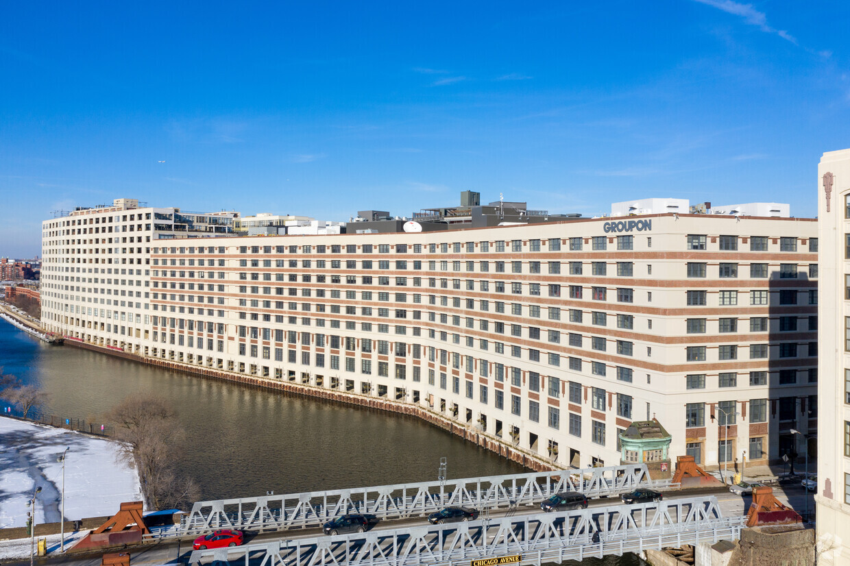 Arizona-based 3Edgewood has bought the office building at 600 W. Chicago Ave. along the Chicago River. (Gian Lorenzo Ferretti/CoStar)