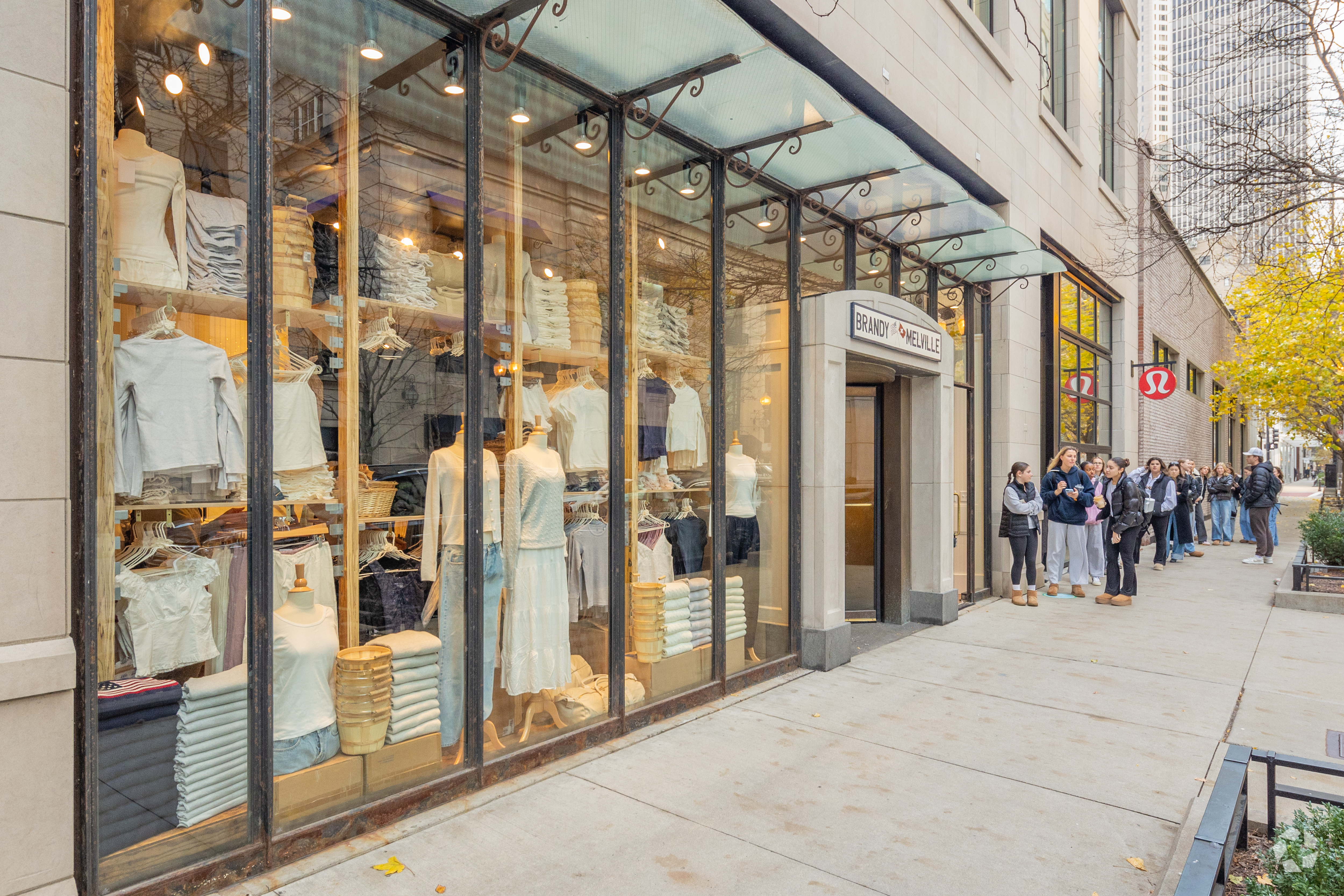 Brandy Melville has moved into the retail space at 8-12 E. Walton St. in Chicago's Gold Coast. (Robert Gigliotti/CoStar)