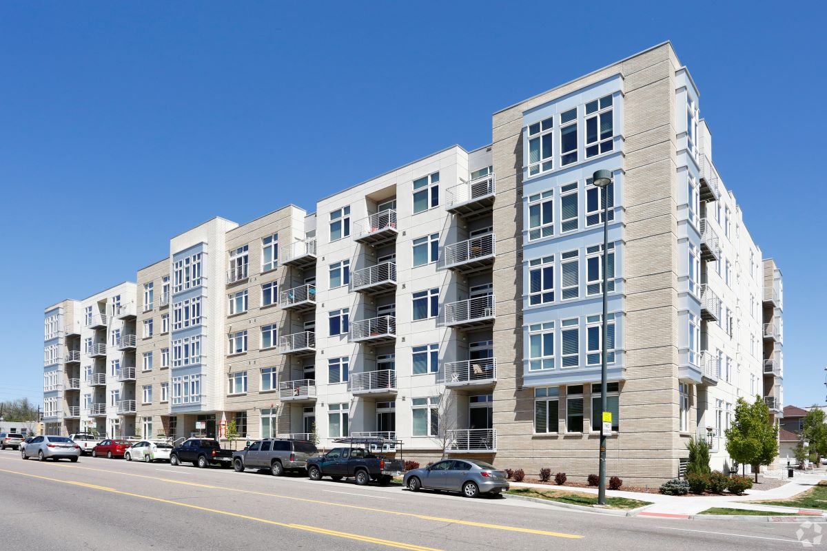 Timberland Partners bought the apartment complex at 2828 Zuni St. in Denver for $40.5 million. (CoStar)