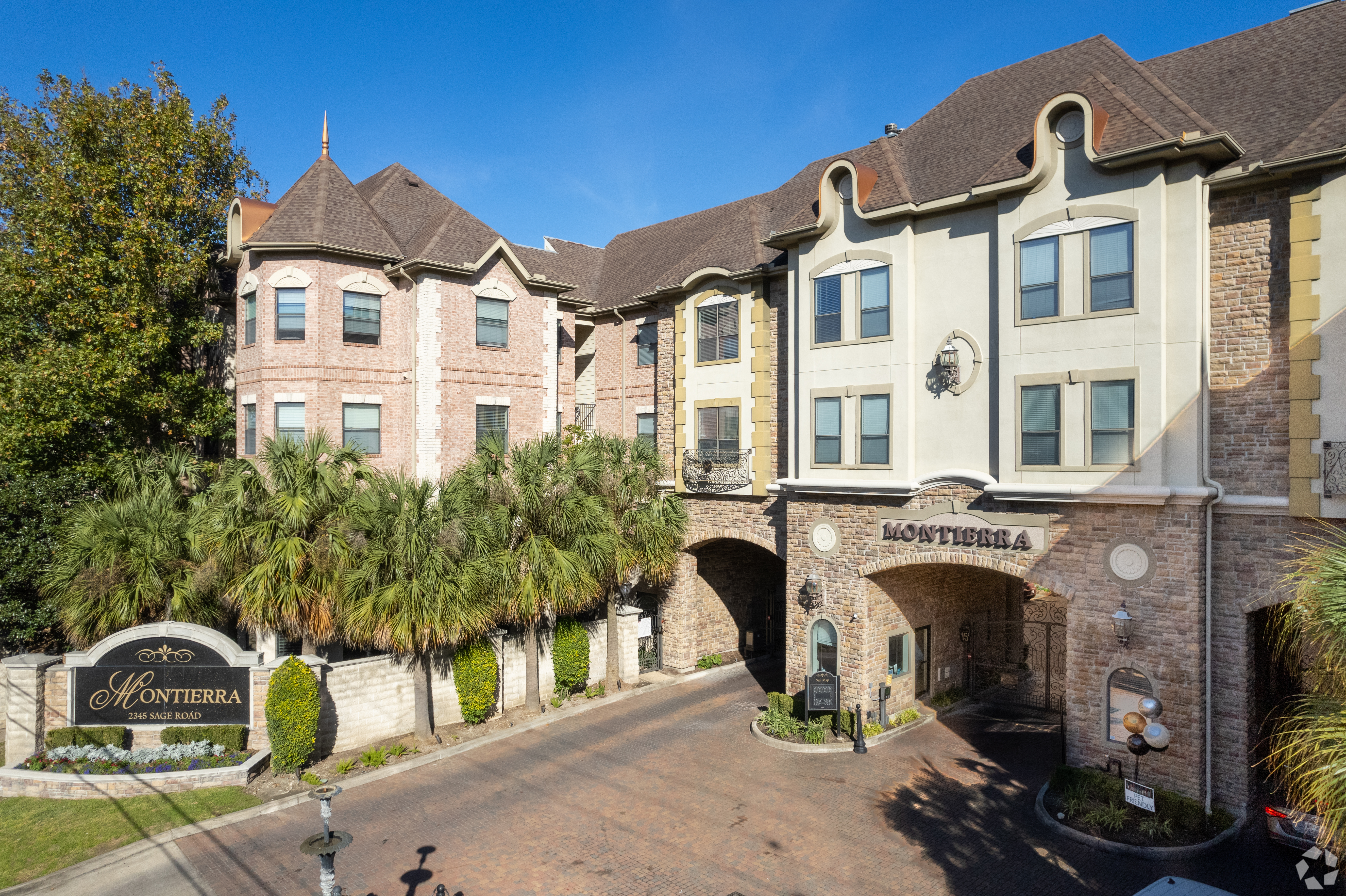 CIM Group, the seller of the Montierra, said the Houston apartment complex had a long list of amenities that includes a clubhouse, theater room, two-story fitness facility, lap pool, dry sauna and a two-story social room and library. (CoStar)