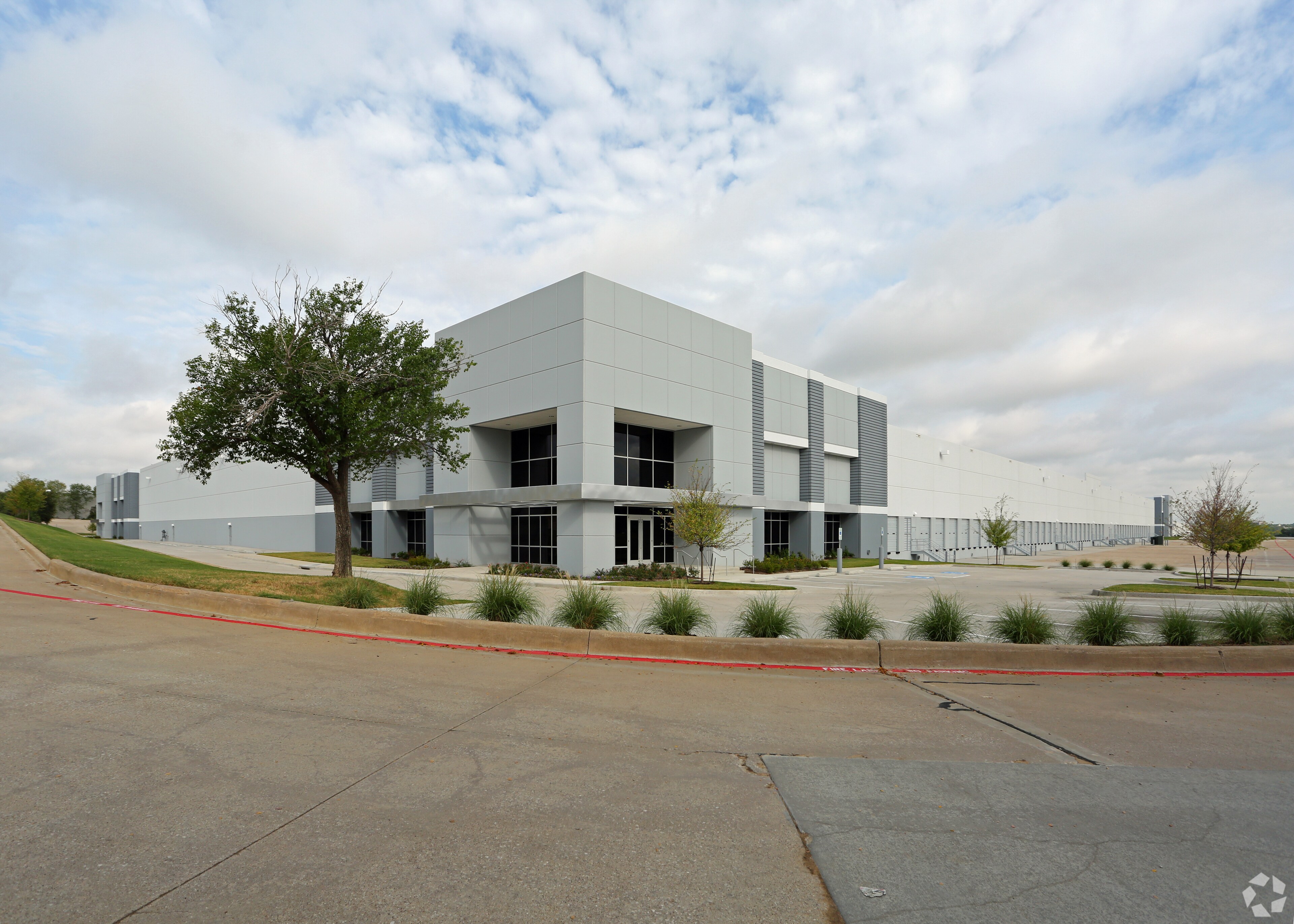 HelloFresh occupies about 140,000 square feet of industrial space in this building in Grand Prairie, Texas, a suburb of Dallas. The company plans to close the distribution hub and cut hundreds of jobs. (CoStar)