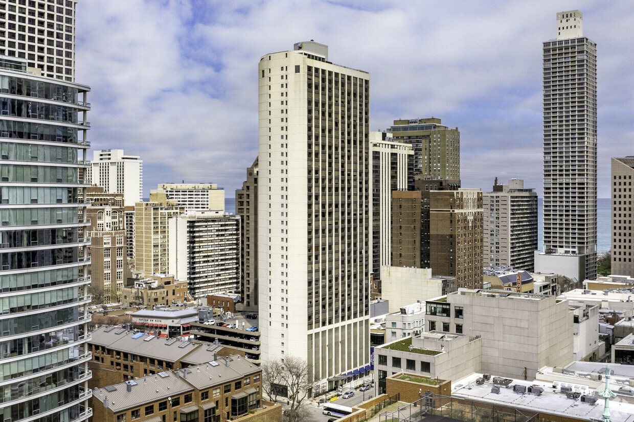 Wintrust Bank has sold retail space at the base of the tower at 2 E. Oak St. in Chicago to developer L3 Capital. (Justin Schmidt/CoStar)