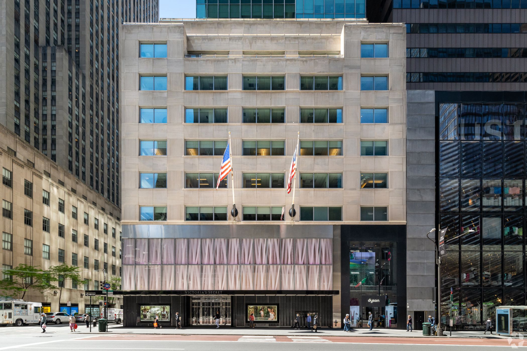 A $400 million refinancing loan has been completed for a Manhattan retail and office property at 640 Fifth Ave. (CoStar)