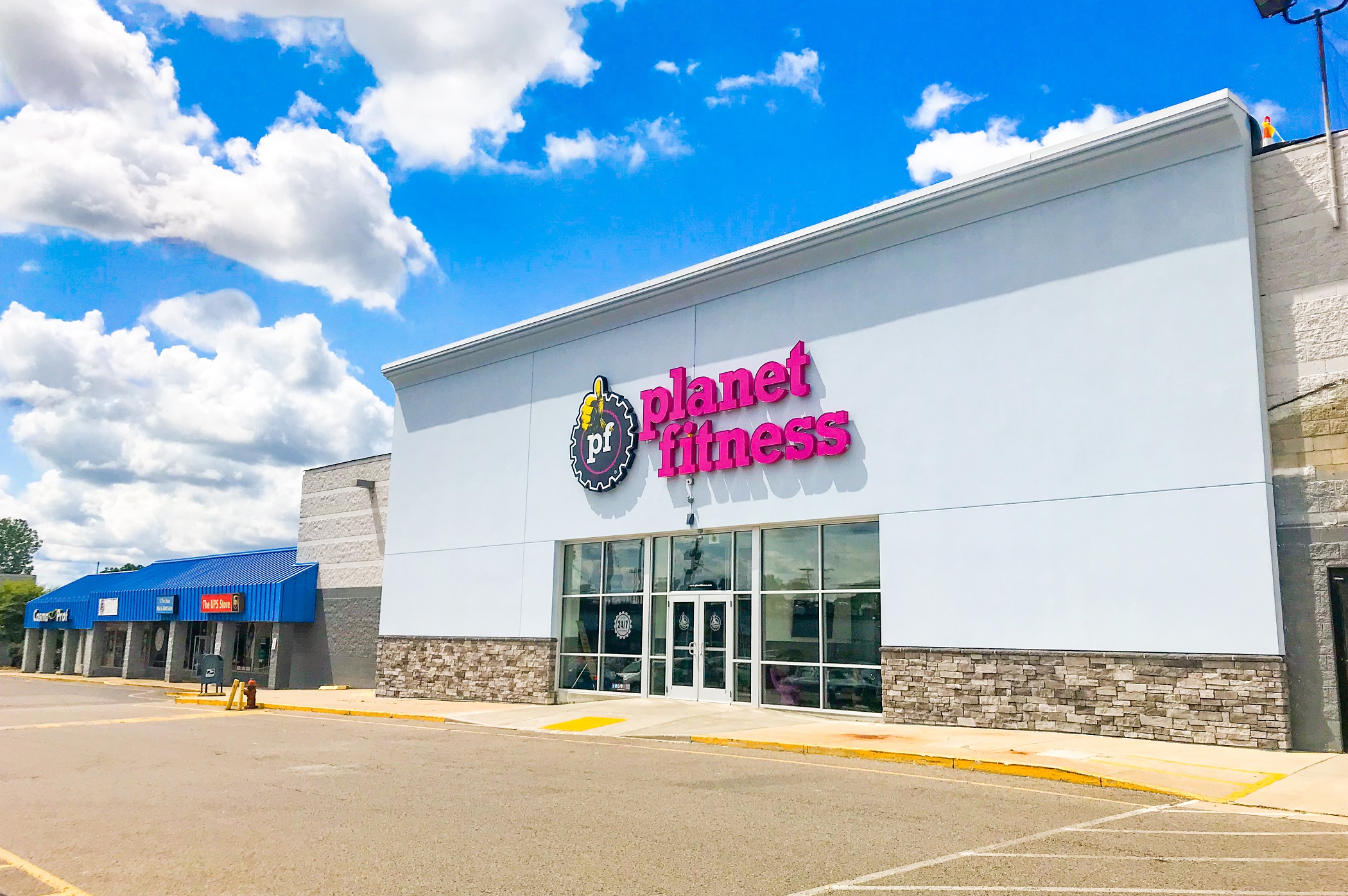 Plaza Shopping Center is located along the North Memorial Drive retail corridor. (Marcus & Millichap)