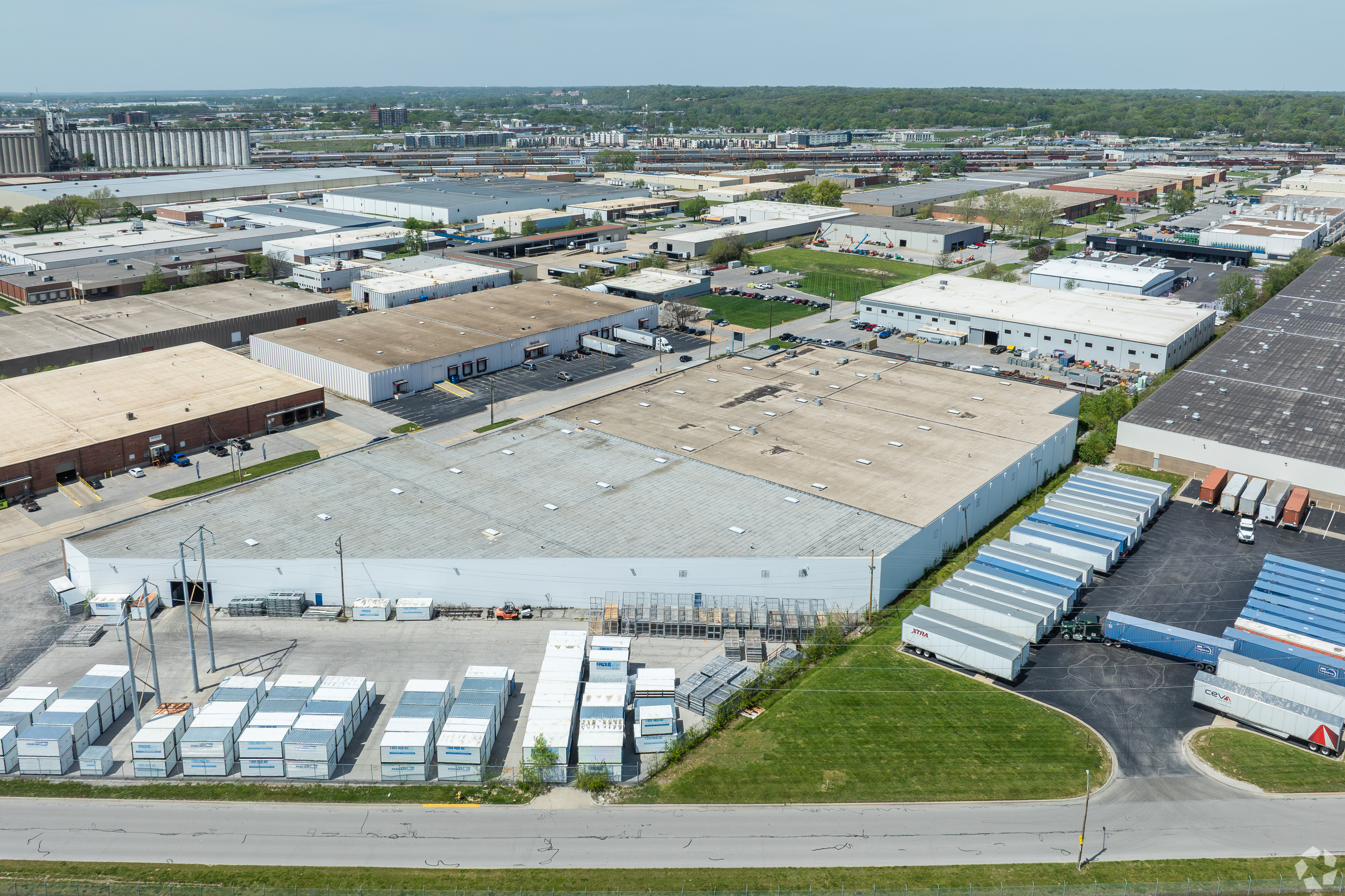 Shaw Supply has secured 86,876 square feet at 1307-1311 Vernon St. in North Kansas City, Missouri. (CoStar)