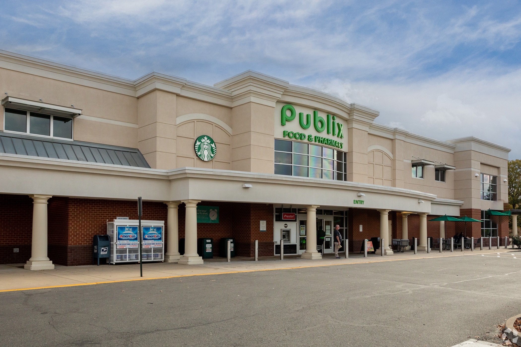 Publix anchors the White Oak Village Center in Richmond. (CoStar)