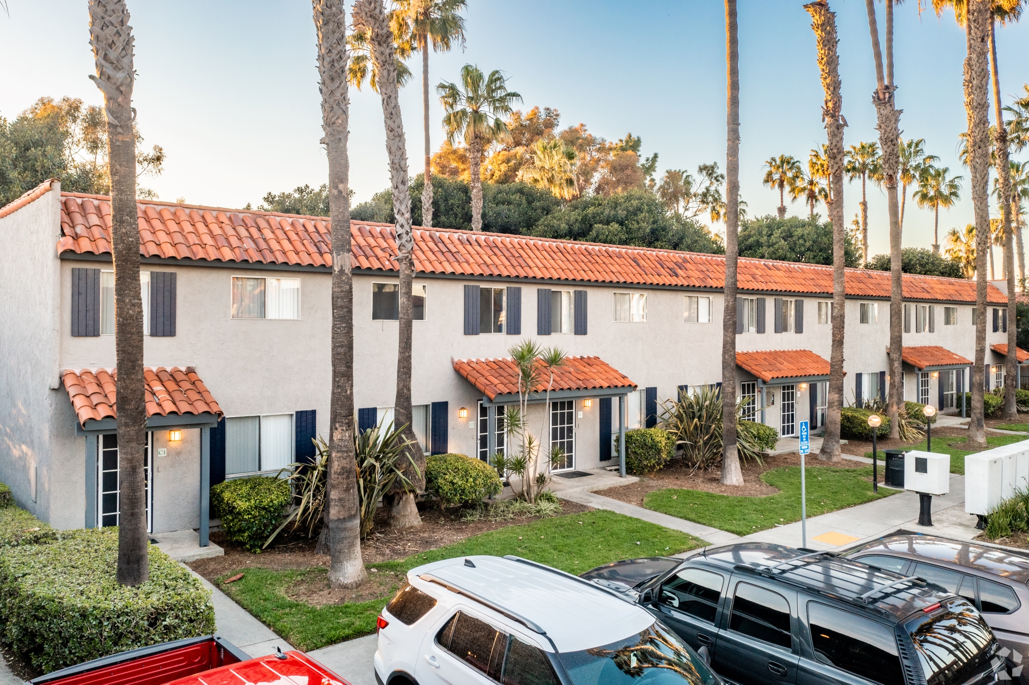 The 310-unit Regency Palms Apartments in Huntington Beach, California, sold for $127 million, according to brokers. (CoStar)