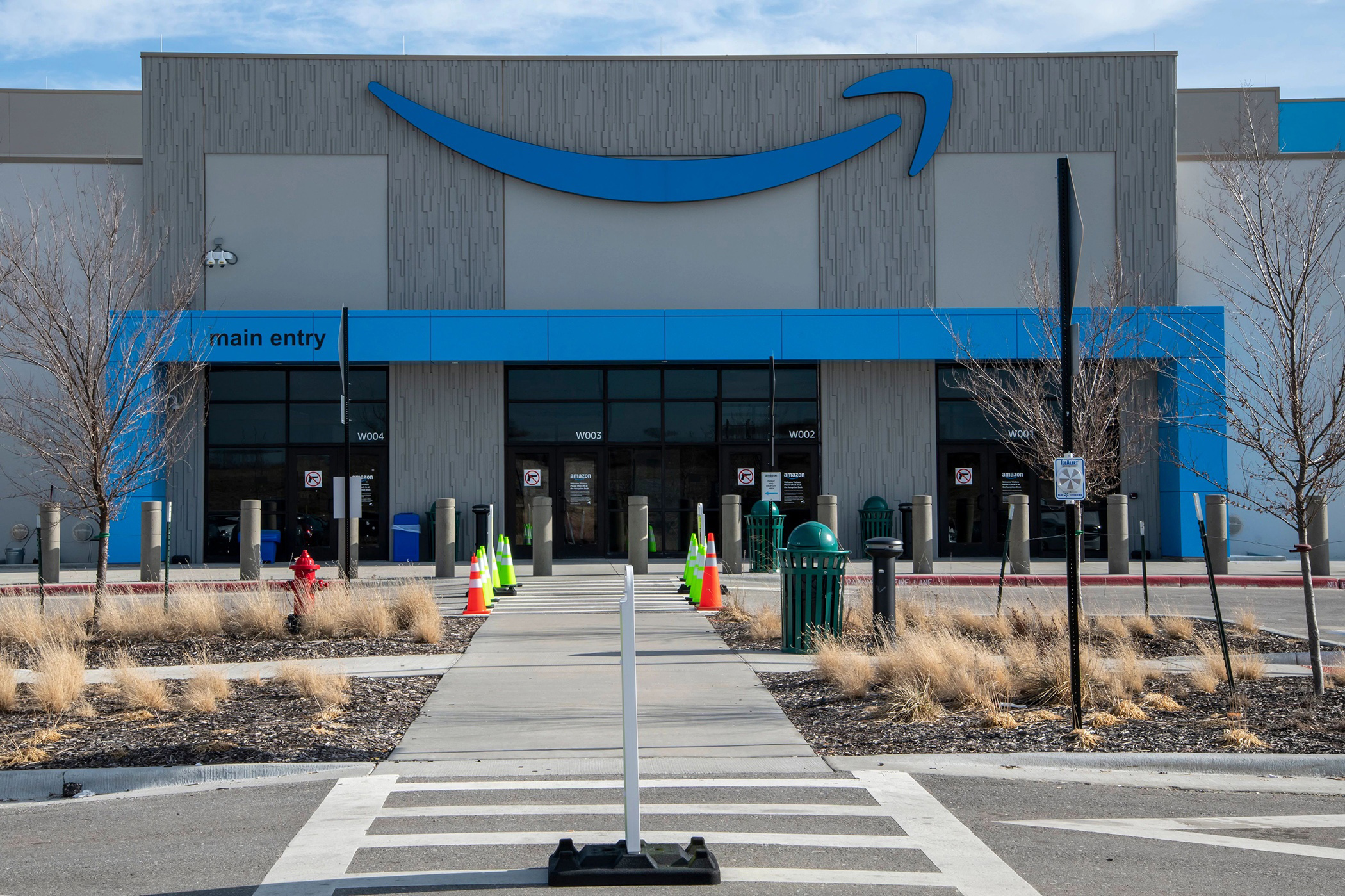 Amazon has closed some facilities across the United States even as it keeps expanding its vast logistics footprint. (Getty Images)