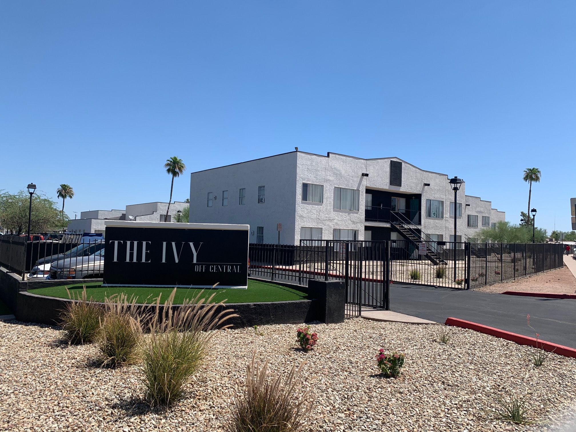 The Ivy Off Central Apartments in Phoenix has been acquired by KDF Communities of Newport Beach, California. (CoStar)