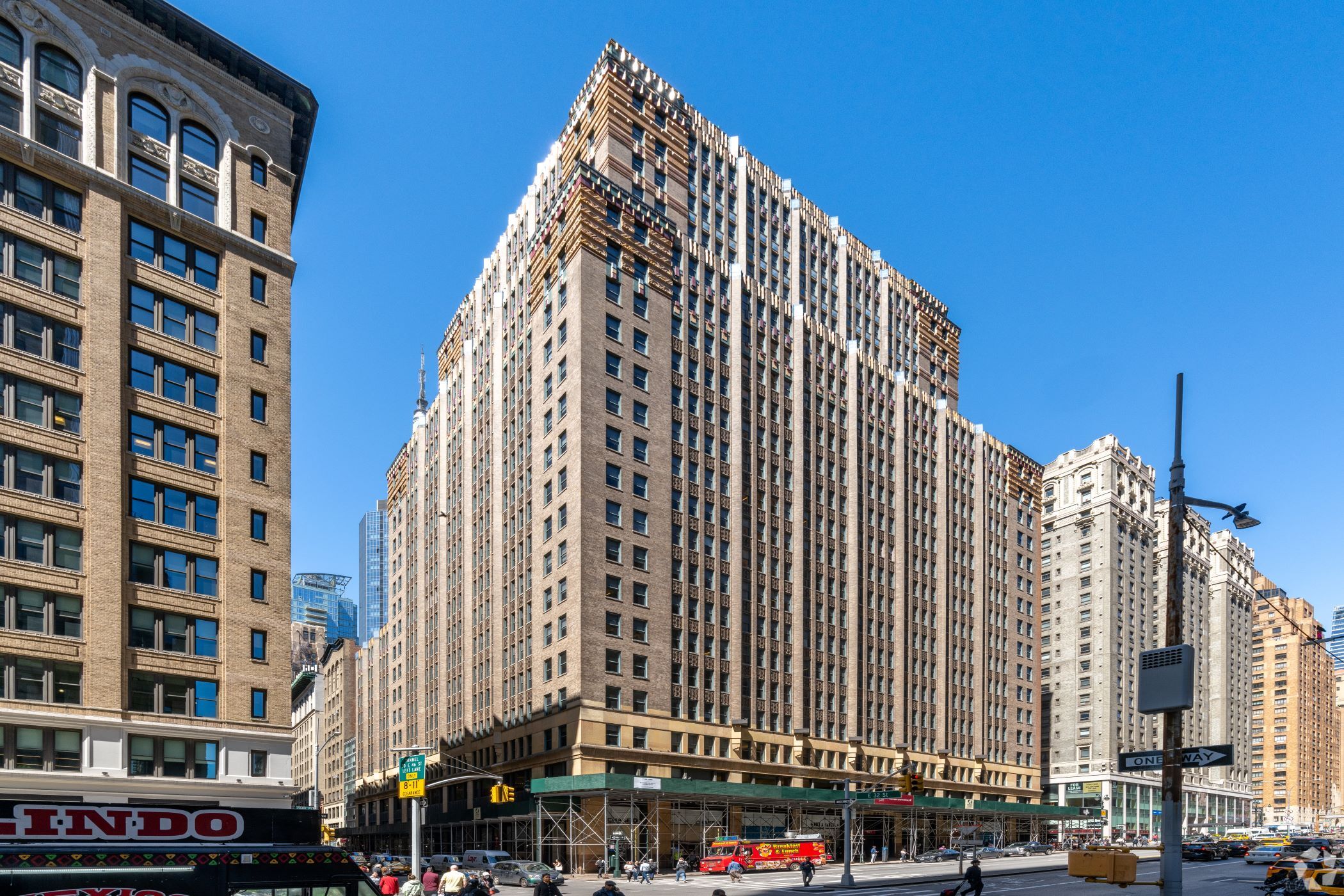 Newmark represented Morgan Stanley in its $360 million sale of a 1.2 million-square-foot office tower in New York City. (CoStar)