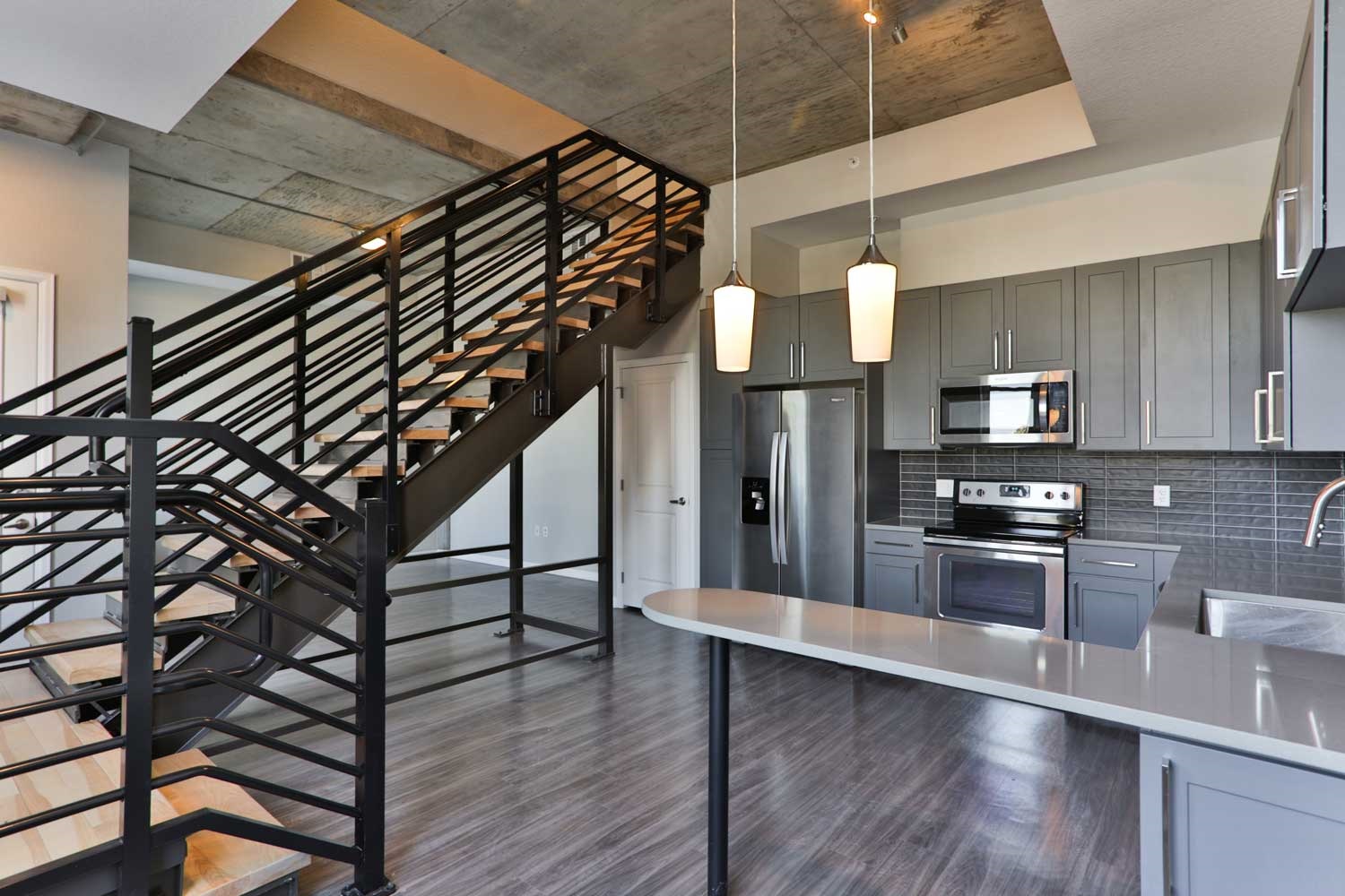 Back to the craftsmanship of the sofa itself, can you tell the ... - High End Apartment Buildings