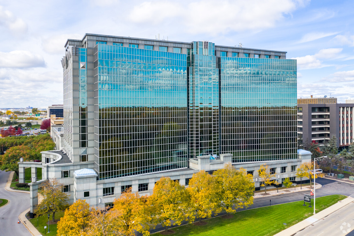 The Canadian owners of the One O'Hare Centre office building near Chicago are looking to sell. (Gian Lorenzo Ferretti/CoStar)