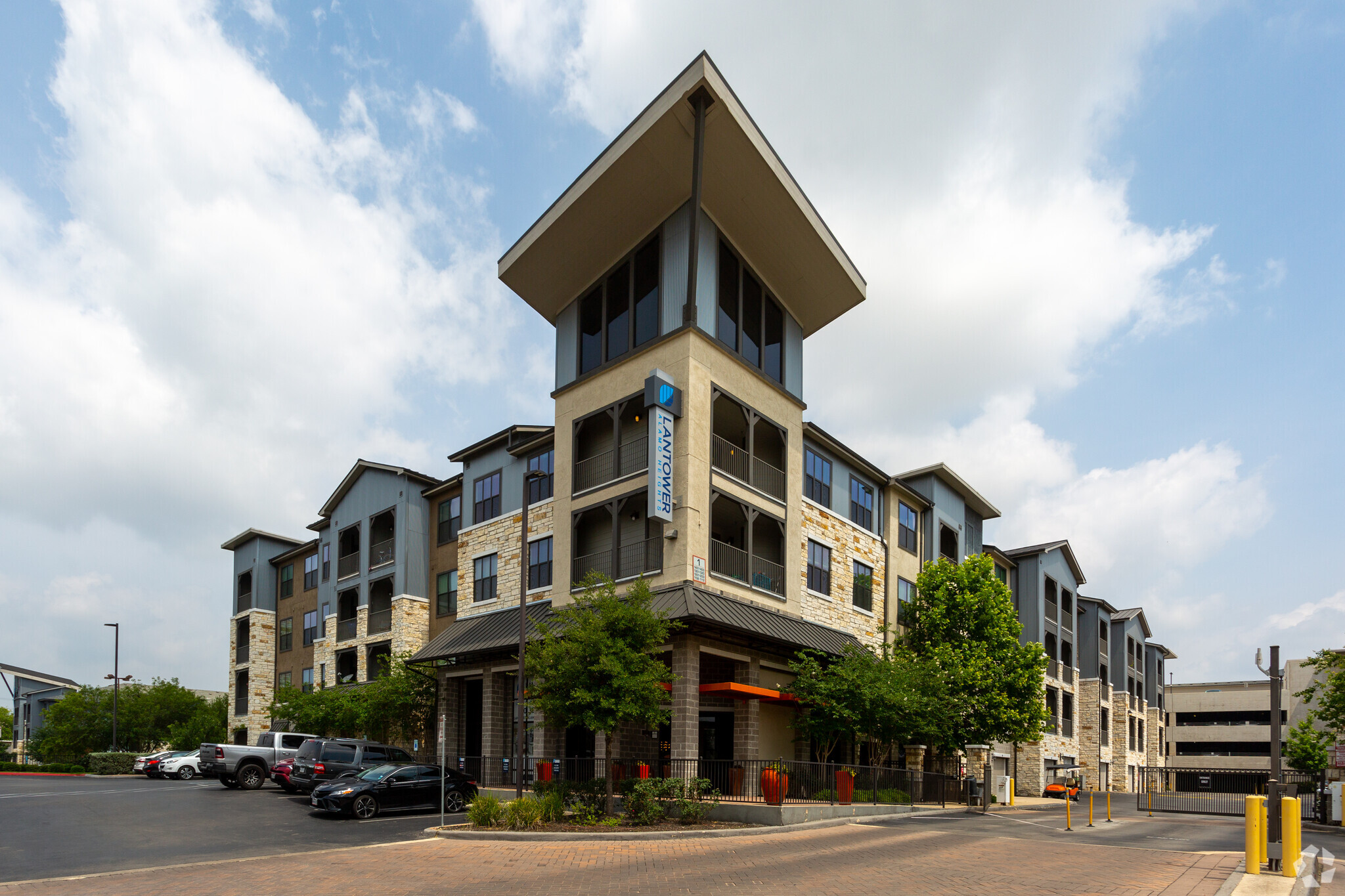 Lantower Alamo Heights was built in 2015 and consists of one-, two- and three-bedroom floorplans. (Josh Putman/CoStar)