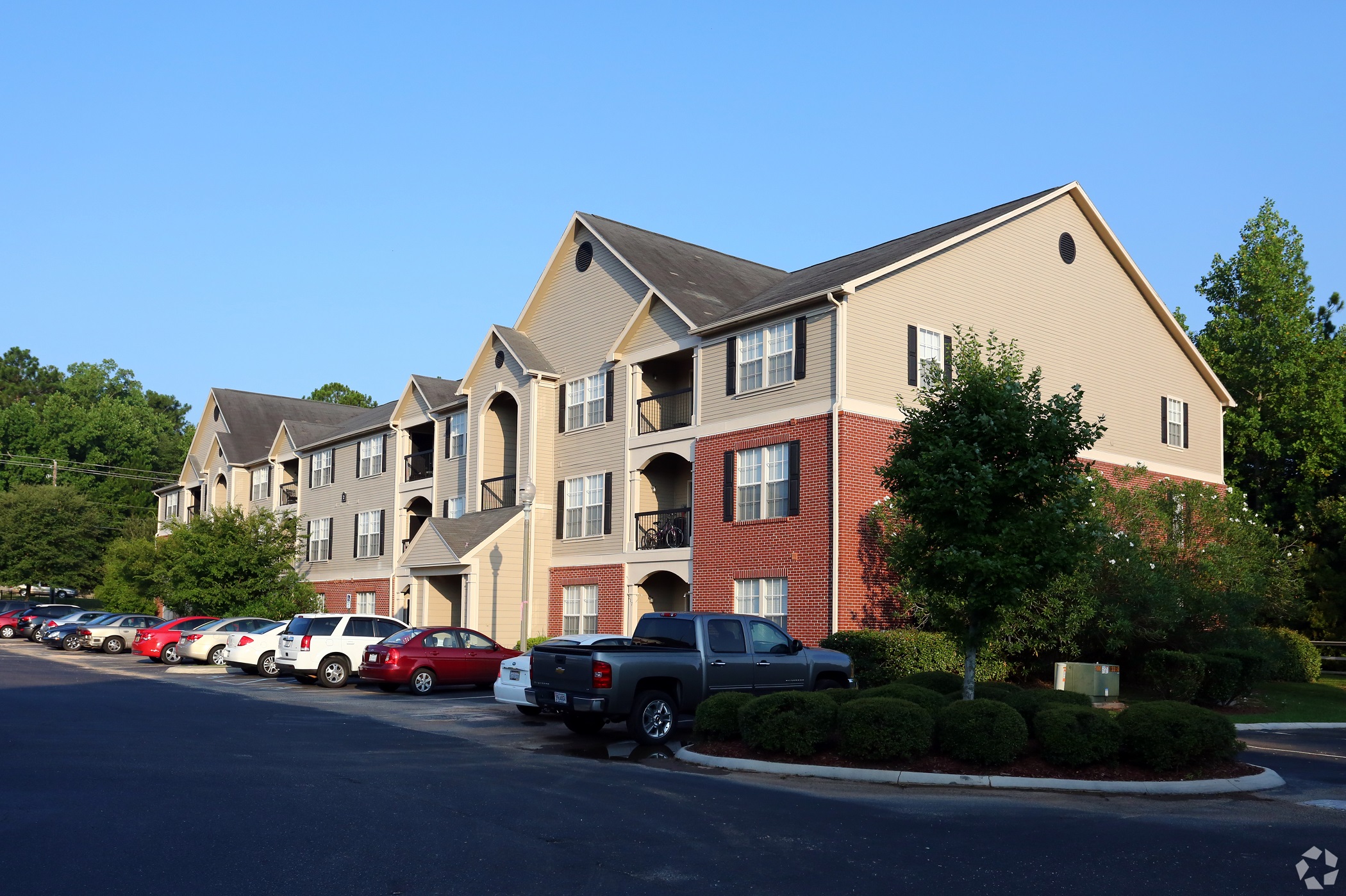 Carter Multifamily expanded its presence in Mobile, Alabama, with its acquisition of the Astoria Apartments. (CoStar)