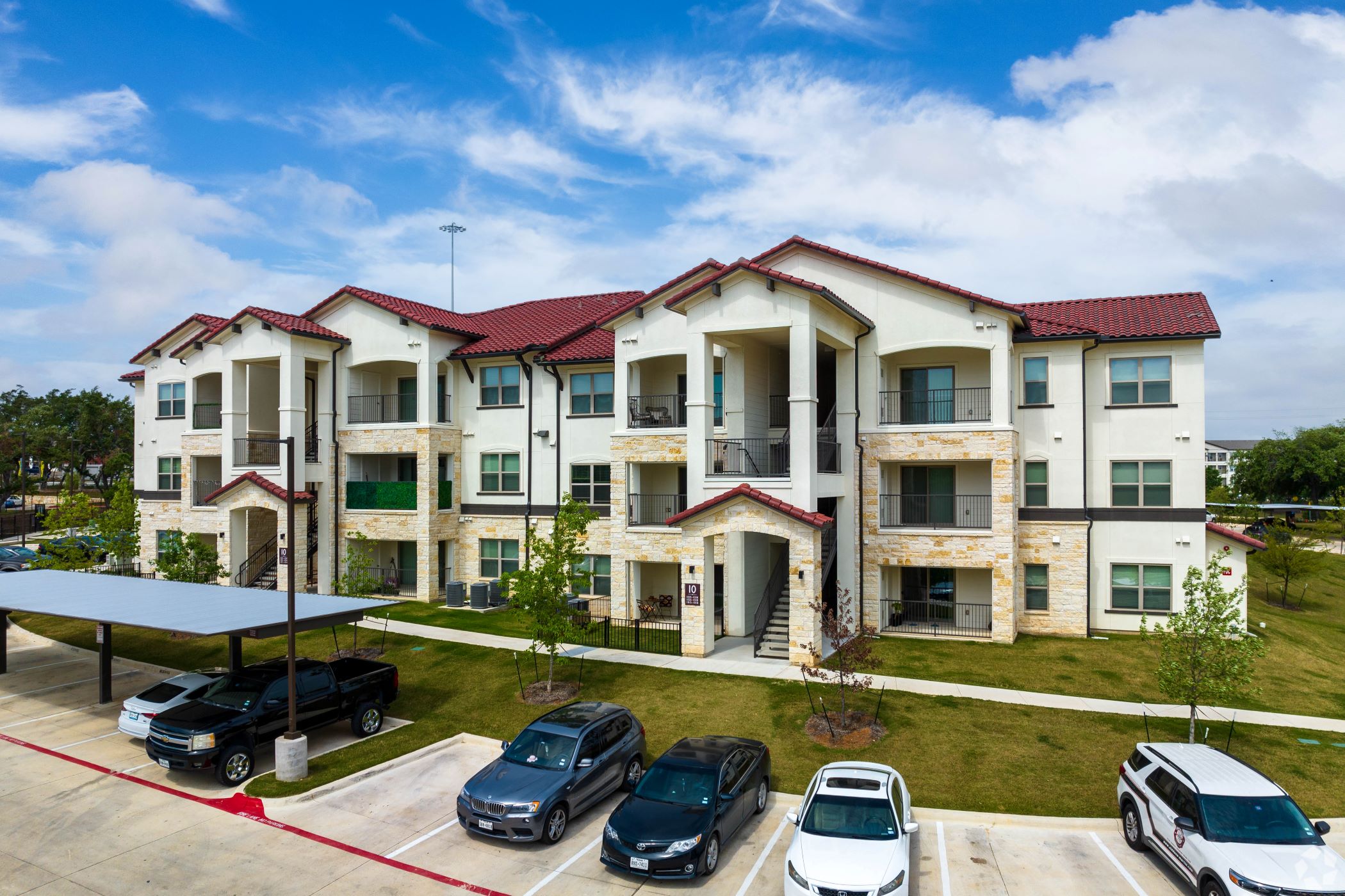 Water Oak, a 292-unit apartment complex in Austin, Texas, was sold to Chicago-based Sherman Residential. (CoStar)
