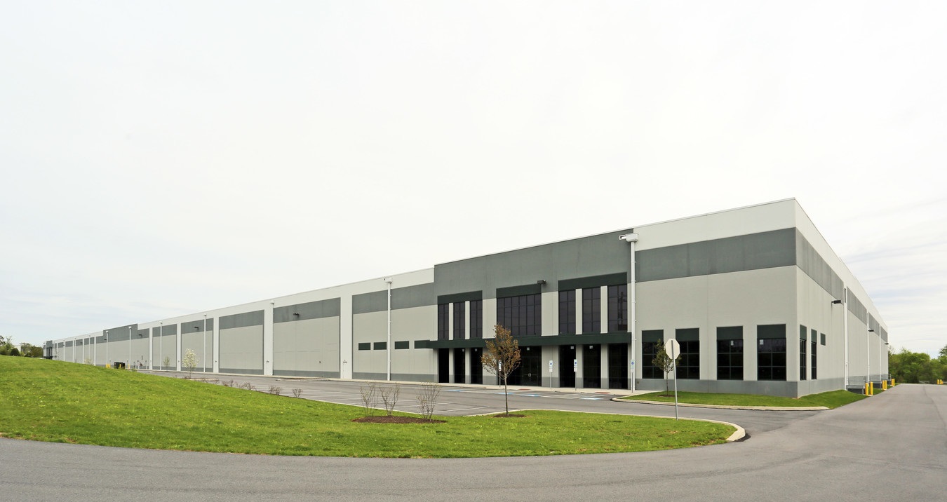 Radial Leases Dermody Properties' LogistiCenter at 33