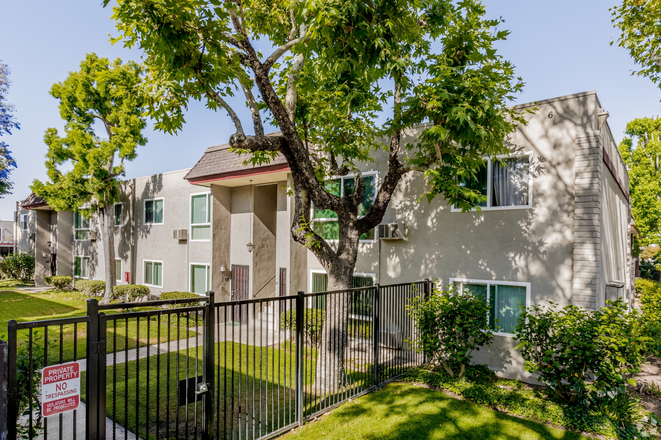 Palos Verdes Investments acquired the 254-unit Chateau De Ville apartment complex in Anaheim, California. (CoStar)