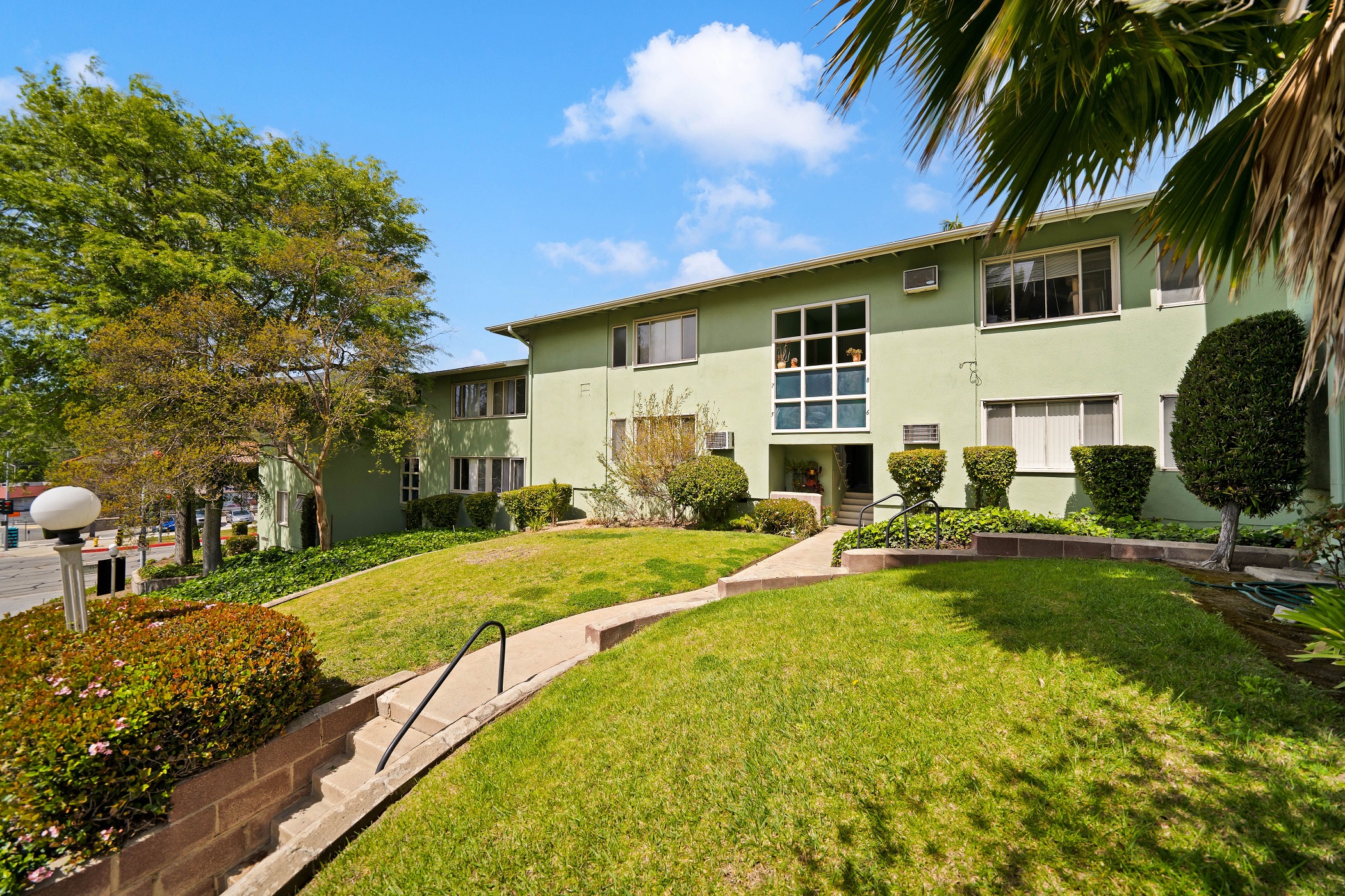The 1550 Verdugo Road multifamily property in Glendale, California, has 45 units. (CoStar) 