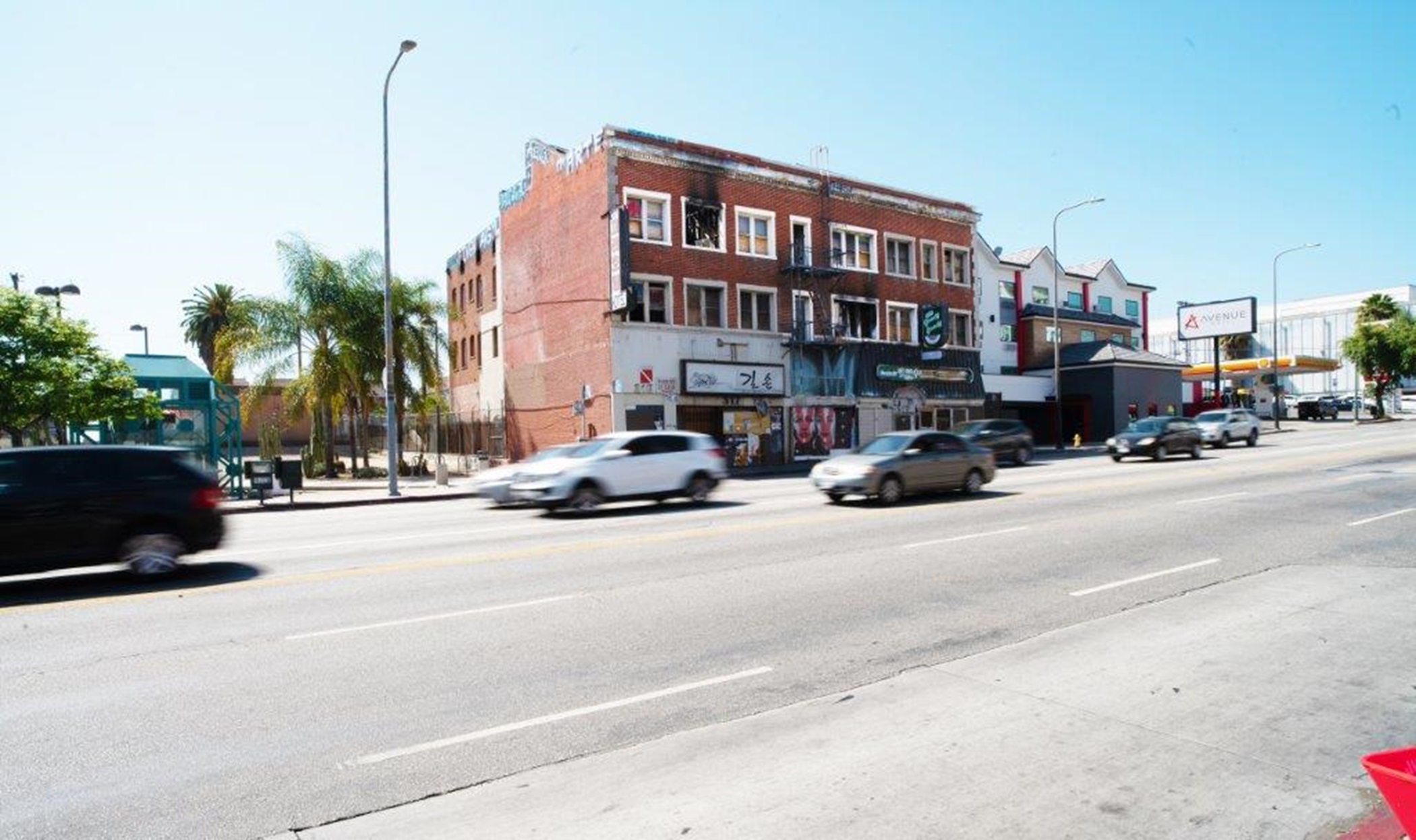 An apartment property at 315 N. Vermont Ave. in Los Angeles may be redeveloped into a mix of residential units and retail space. (CoStar)