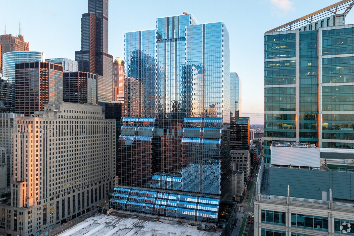 The owner of Accenture Tower, a 40-story office building at 500 W. Madison St. in Chicago, has secured a loan extension. (Andrew Bruah/CoStar)