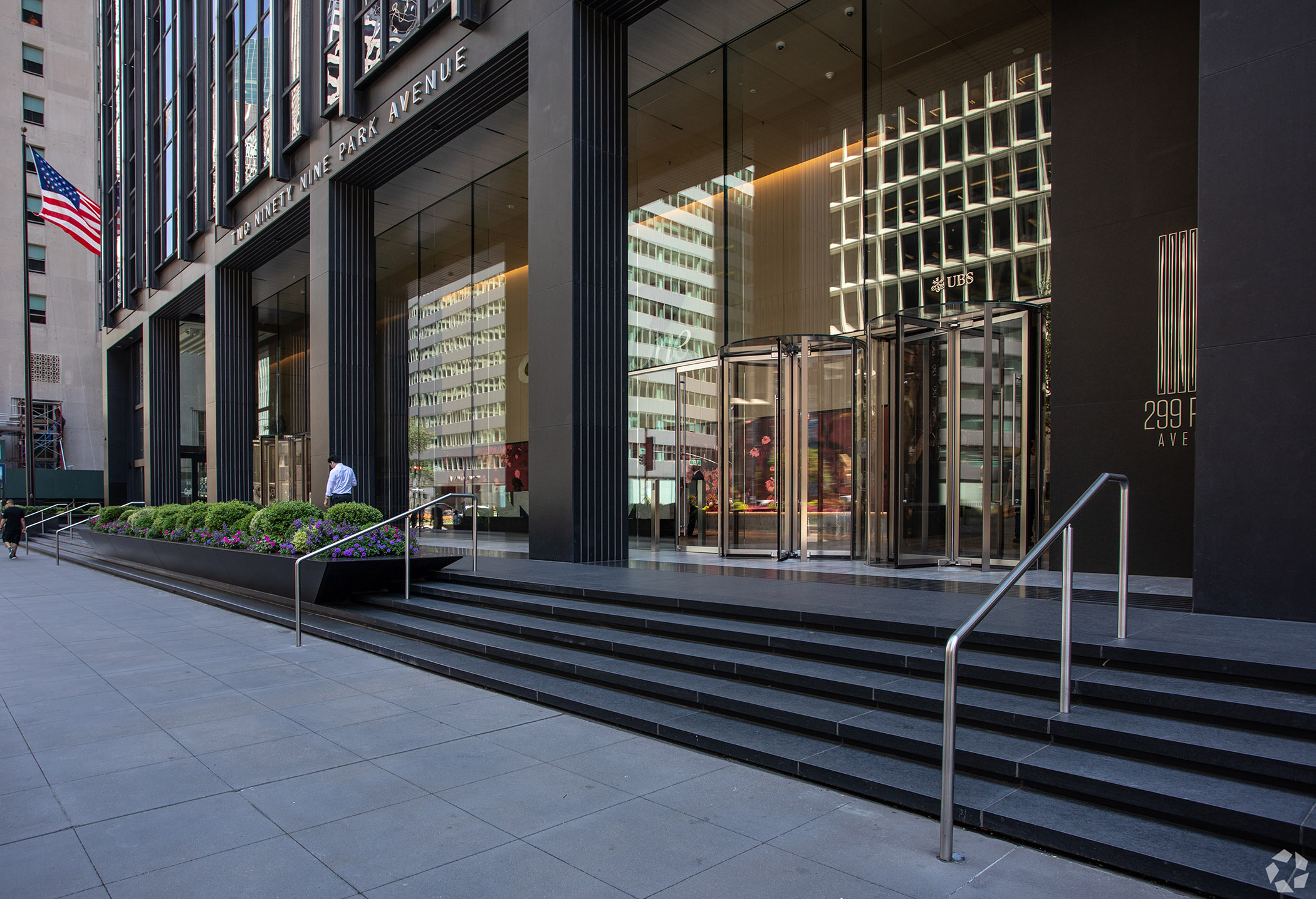 Fisher Brothers has lined up a refinancing of 299 Park Ave. in Manhattan. (CoStar)