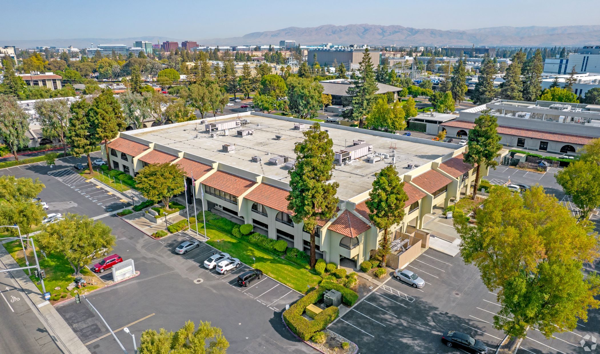 In one of the more notable data center developments underway in Silicon Valley, GI Partners proposes replacing this flex property in Santa Clara with a 244,068-square-foot facility. (CoStar)