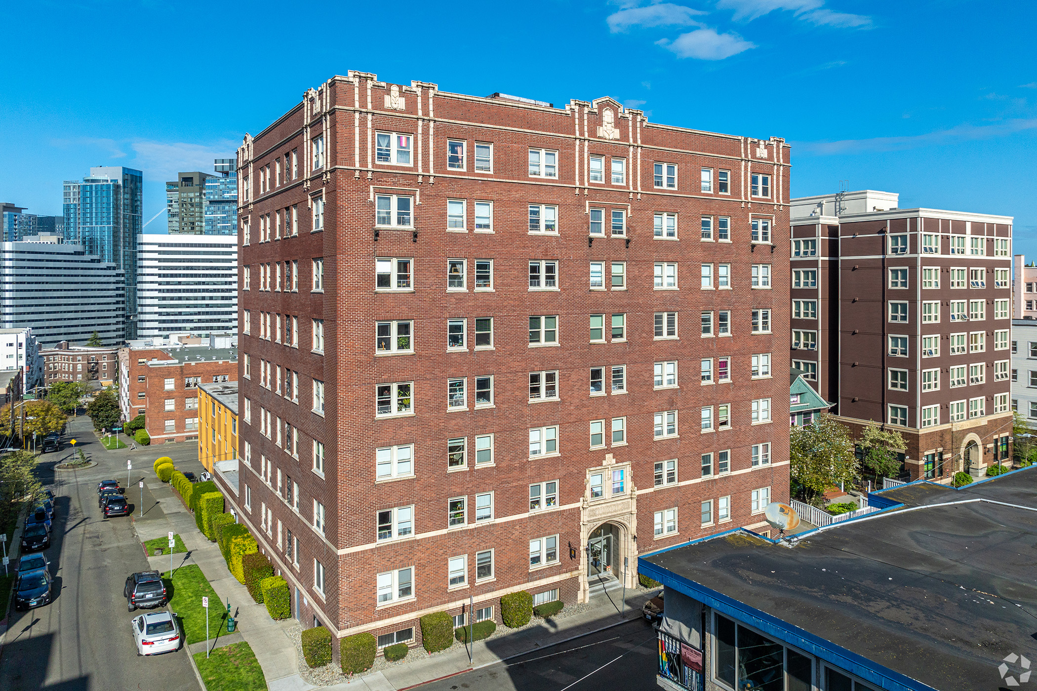 The Charbern apartments, built in 1925, is among three properties acquired by a venture led by Santa Monica, California-based Vista Investment Group. (CoStar)