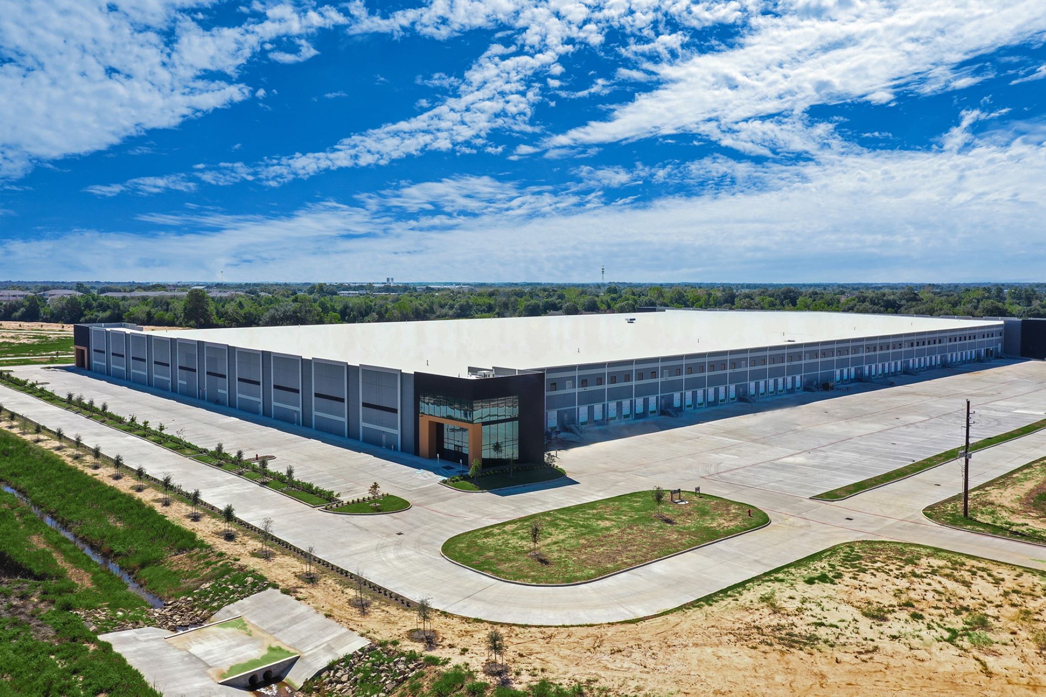 Sealy & Co. bought The Great 290 Distribution Center in Northwest Houston. The 500,840-square-foot building is fully leased by air conditioning manufacturer Daikin. (CoStar)