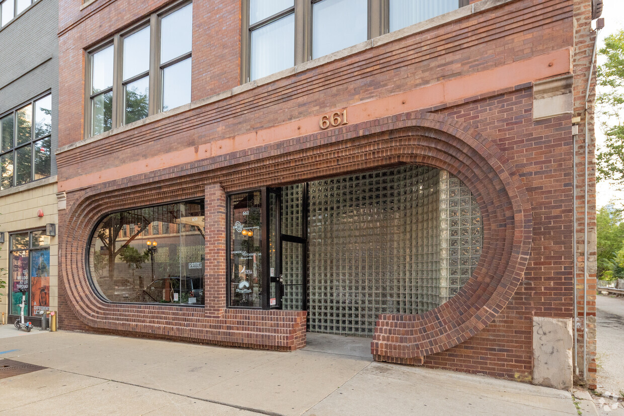 KWill Merchant Advisors has a contract to buy the Chicago loft office building at 661 W. Lake St., known for its fishbowl-like entrance. (Robert Gigliotti/CoStar)