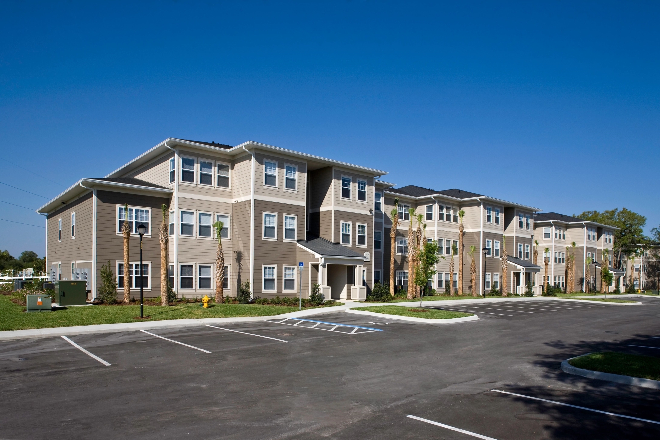 Experts suggest the lack of new construction starts in 2023 could make existing properties more attractive to multifamily investors in 2024. (Getty Images)
