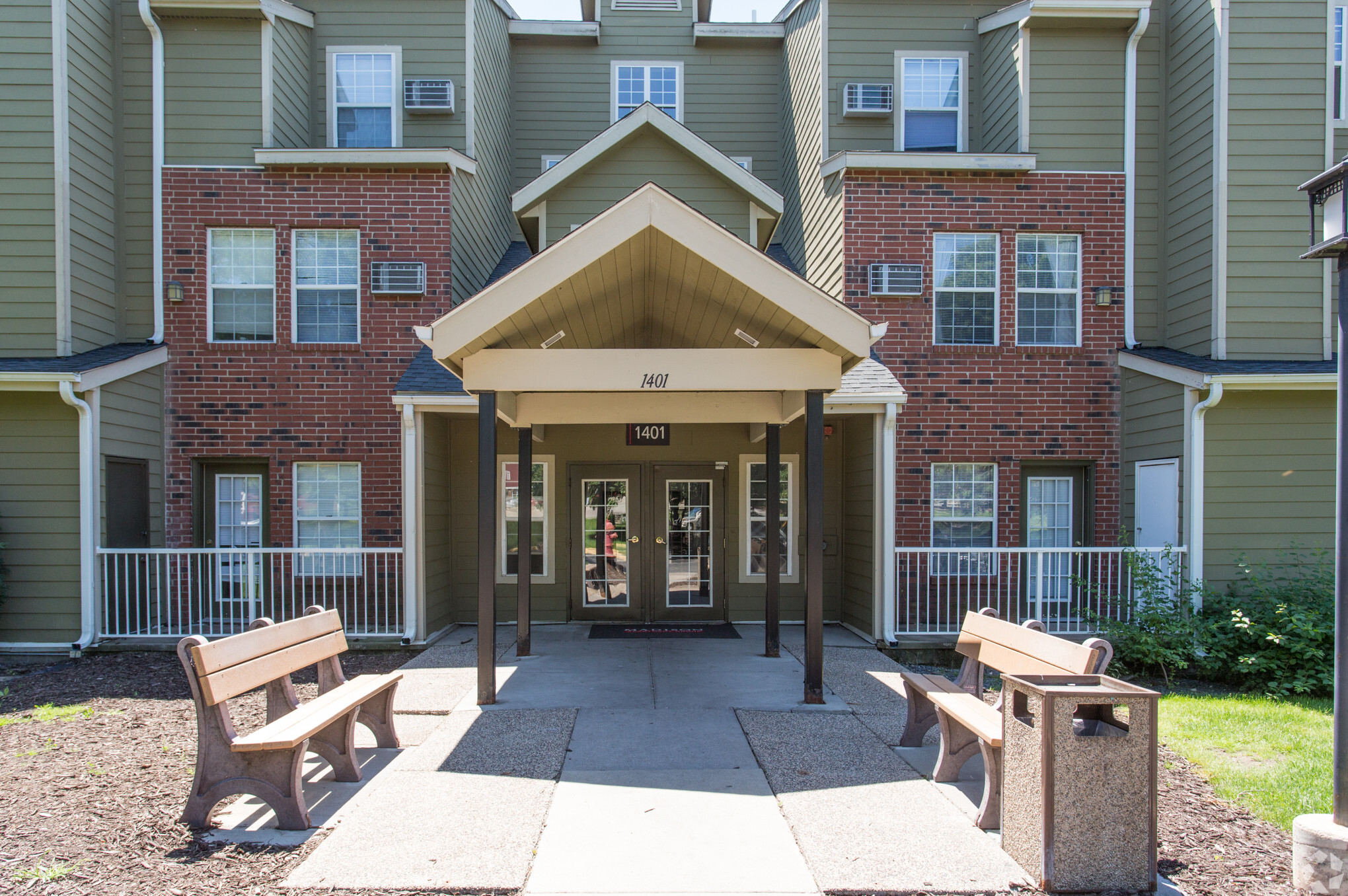 Investor Takes Over Big Apartment Complex in Minneapolis' South Suburbs