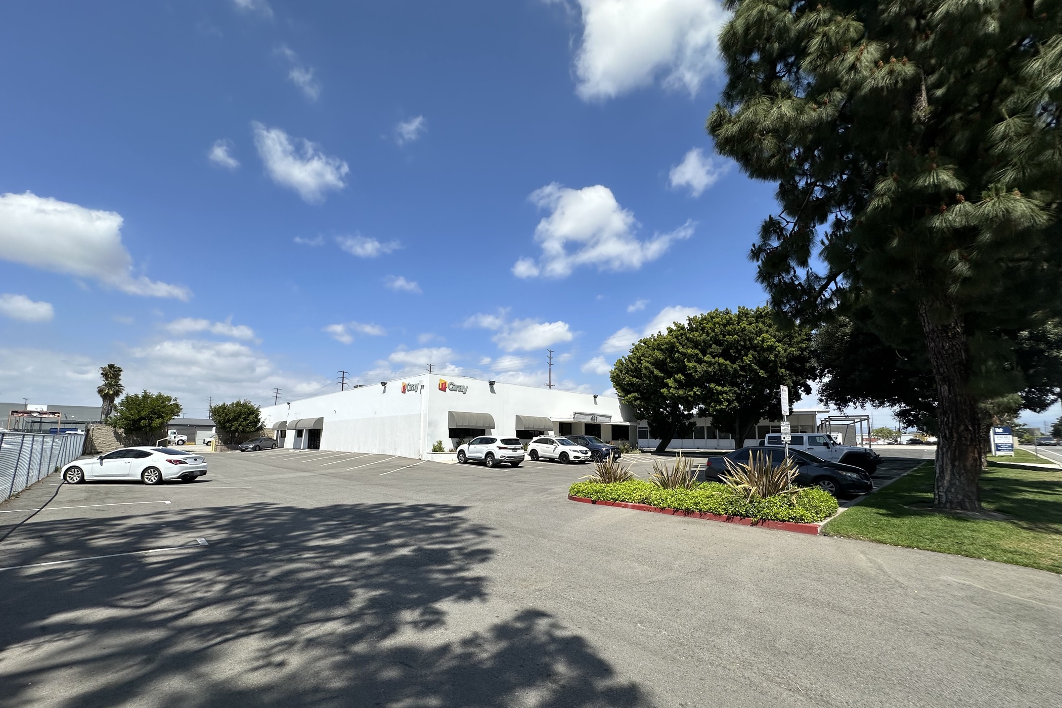 The industrial warehouse at 421 E. Cerritos Ave. in Anaheim, California, traded hands through an owner-user deal. (CoStar)