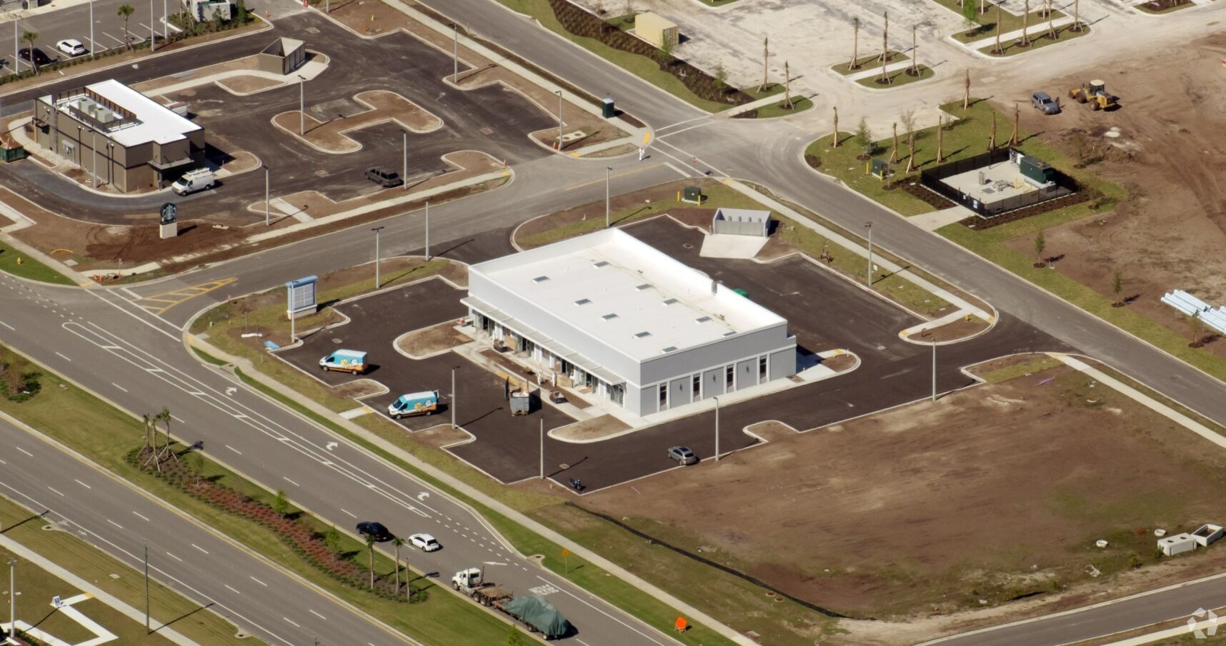 A joint venture of two sold this freestanding retail property in the Jacksonville, Florida, area. (CoStar)