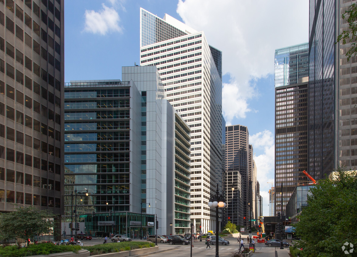 Glenstar and a Minnesota investor have acquired the Chicago office tower at 200 S. Wacker Drive. (Justin Schmidt/CoStar)