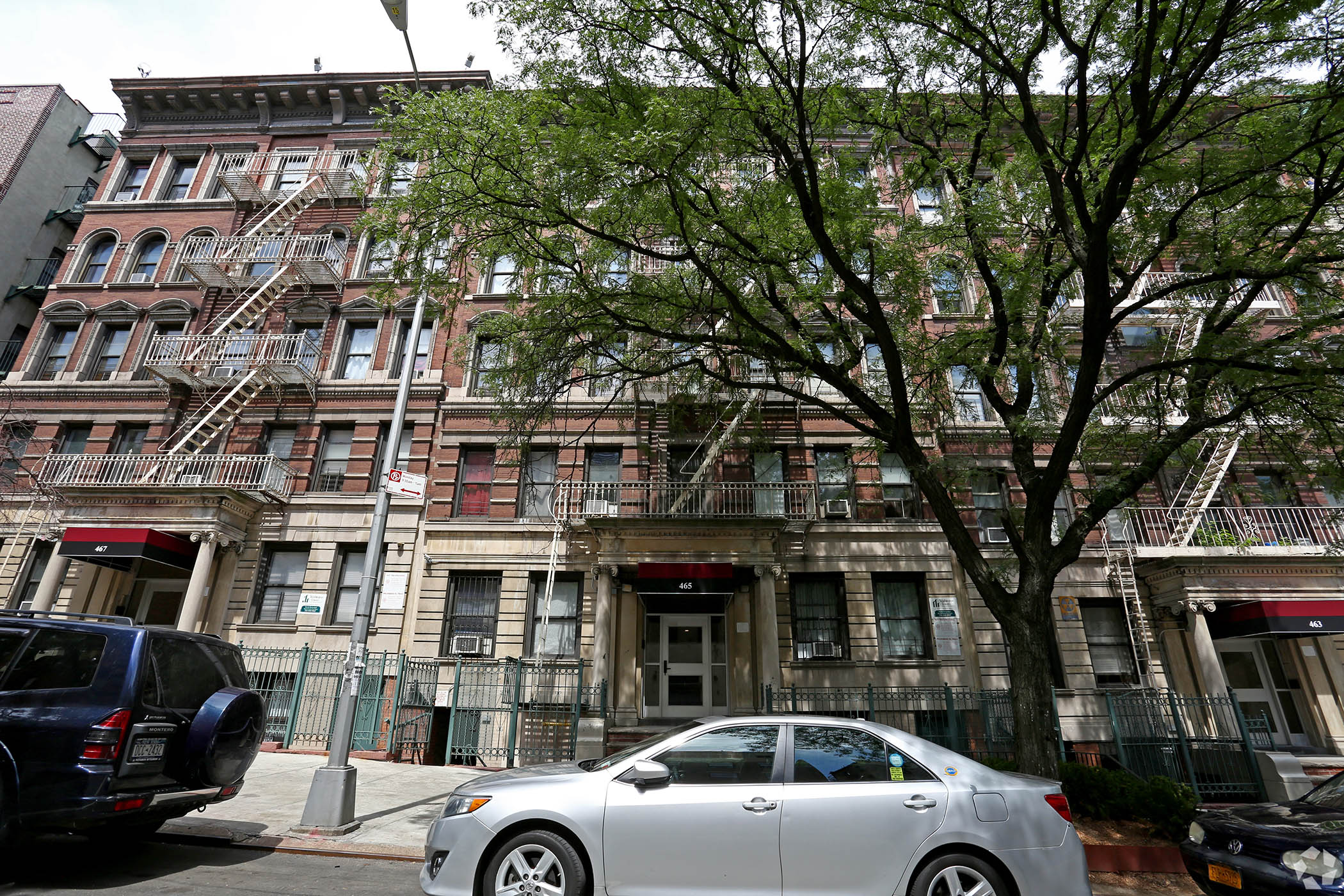 Signature Bank provided a $76 million loan on the 32-unit apartment complex at 463-467 W. 159th St. in New York. (CoStar)