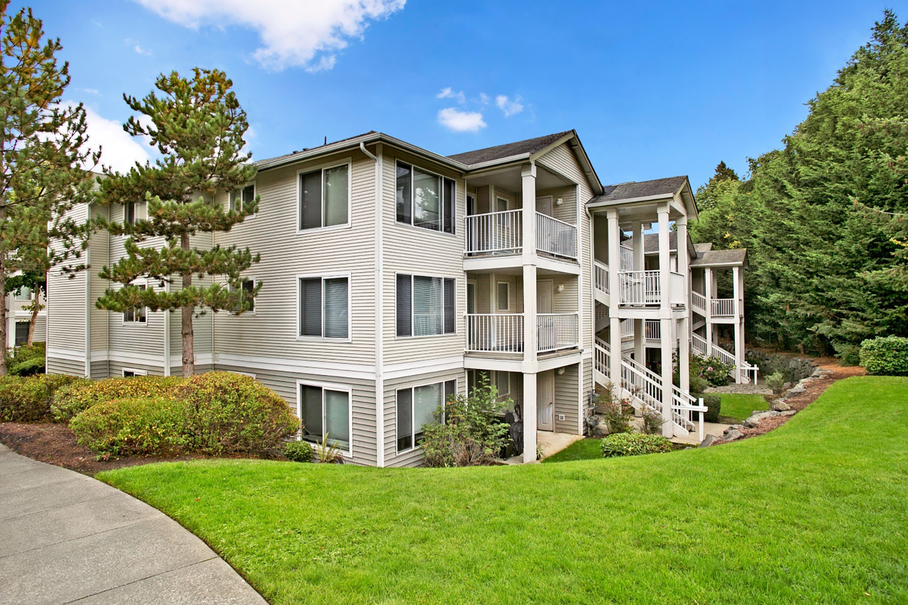 The Sunrise Lane apartments in Everett, Washington, sold to investment firm 11 Capital. (CoStar)