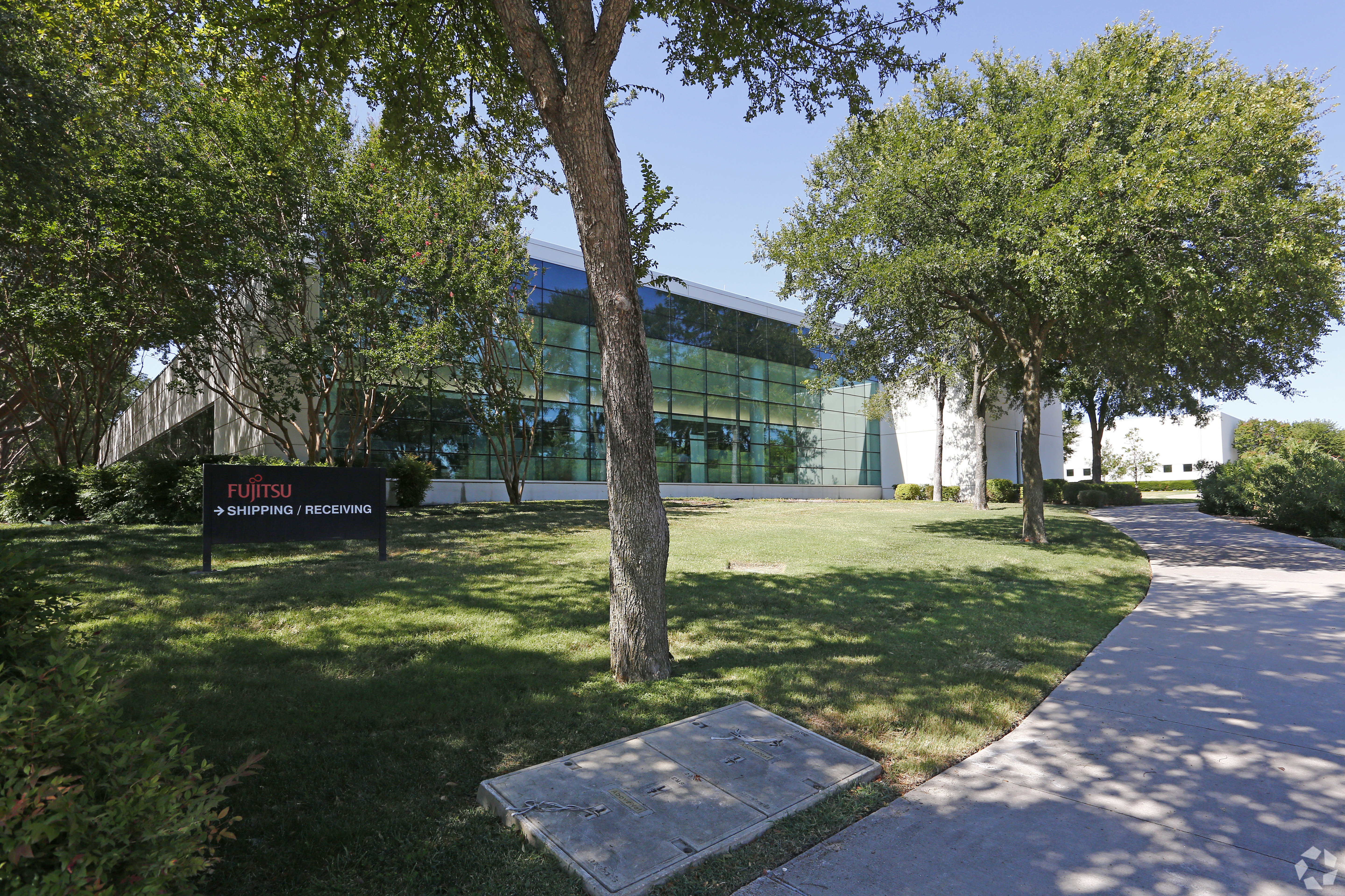 Fujitsu Network Communications recently sold its four-building, 845,000-square-foot campus in Richardson, Texas, to a Chicago-based real estate investment firm. The new owner has plans for massive upgrades to the property. (Stacey Callaway/CoStar)