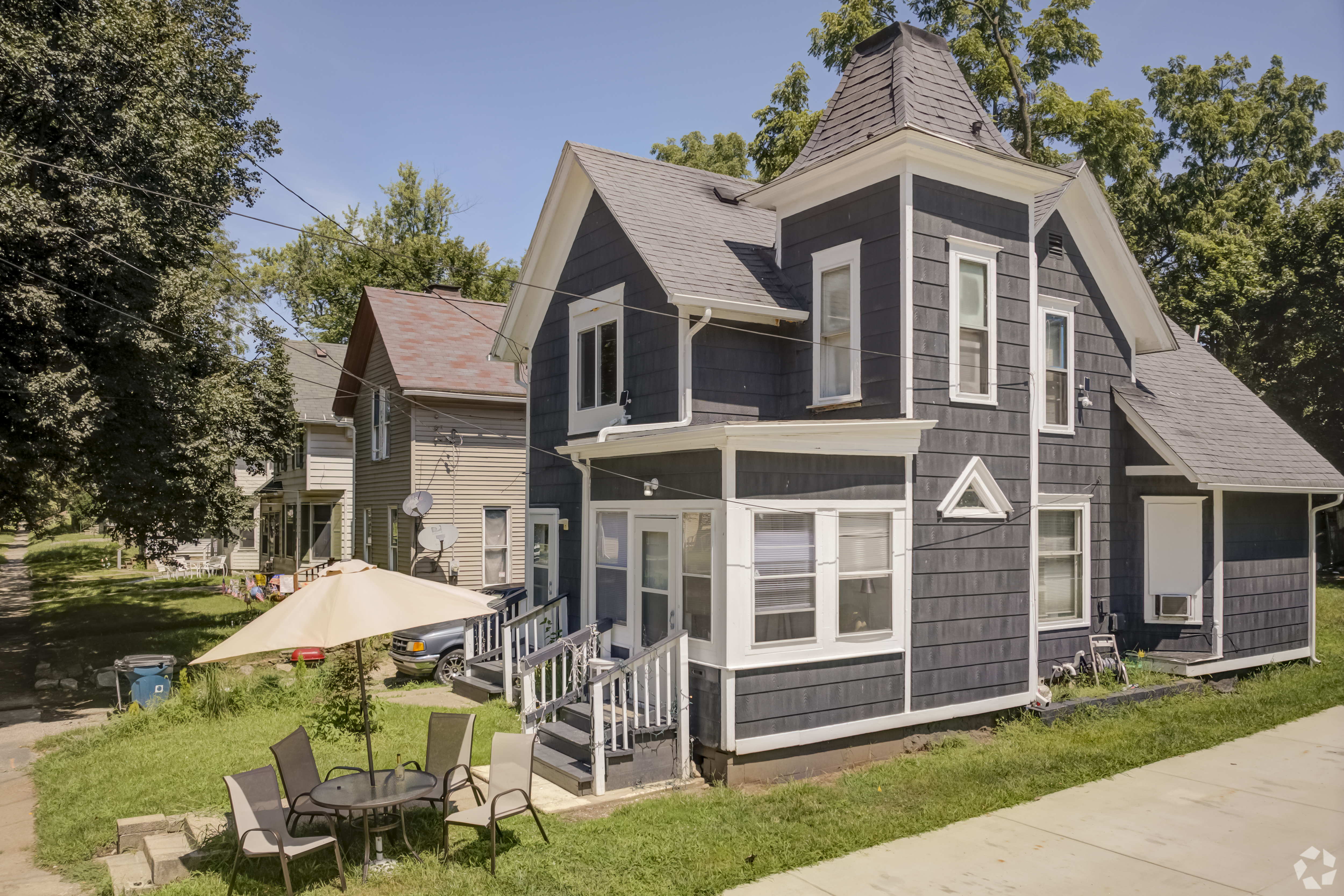 Houses in the Flat Iron neighborhood in Jackson, Michigan. (CoStar)