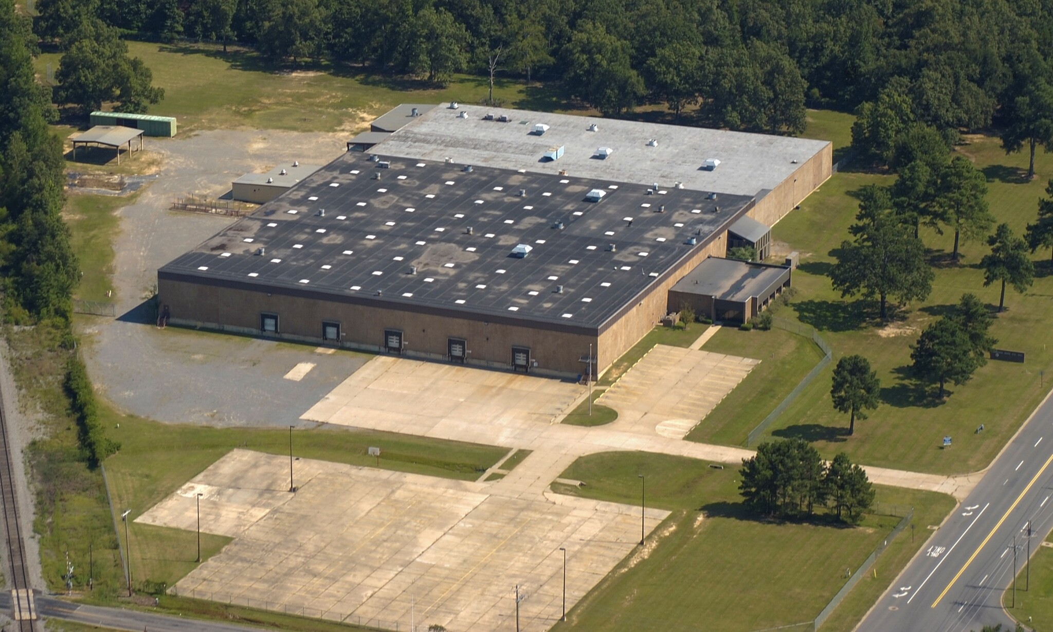 Phoenix Investors acquired an approximately 130,000-square-foot industrial building located at 3411 North Hutchinson St. in Pine Bluff, Arkansas. (CoStar)<br />” width=”300″ height=”200″><br />
Milwaukee-Based Property Turnaround Specialist Focuses on Repositioning Former Manufacturing Facilities</p>

</article></div></div>                <footer class=