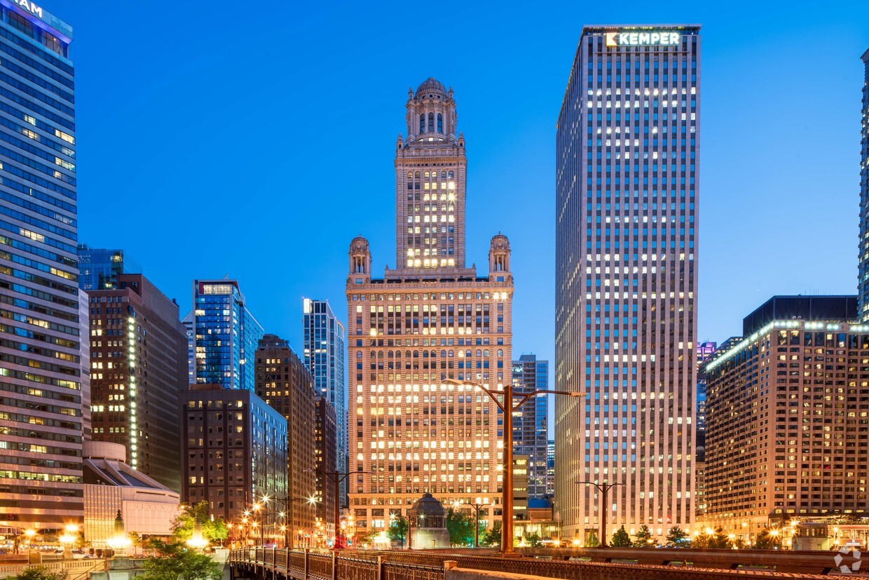 Chicago firms Prime Group and CRG have paid $35.5 million for the 40-story Jewelers Building in Chicago. (Gian Lorenzo Ferretti/CoStar)