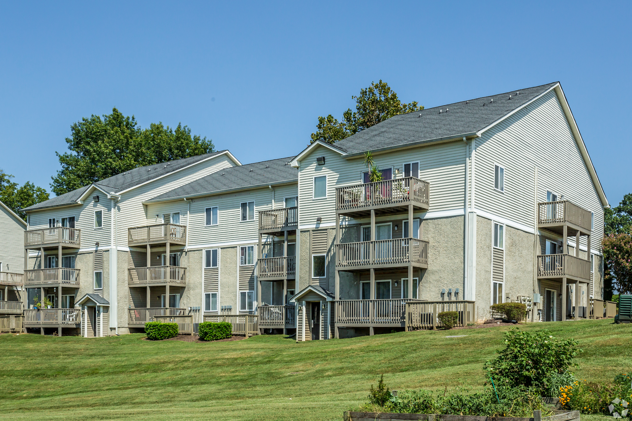 Whispering Oaks Apartments in southeast Nashville, Tennessee, landed the largest loan Amazon's affordable housing fund doled out in the market in December. (Mary Drost/CoStar)