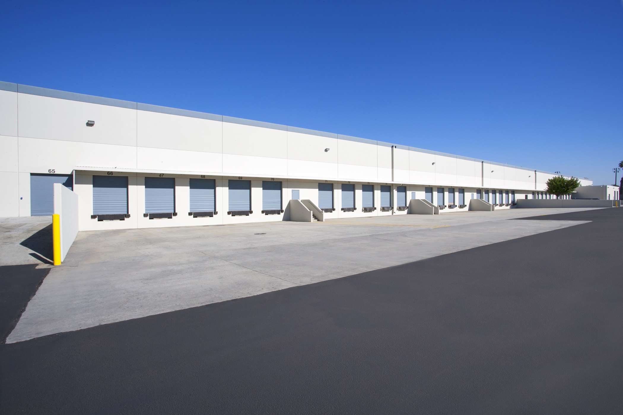 A roughly 607,000-square-foot industrial building at 9400-9500 Santa Fe Springs Road in Santa Fe Springs, California, has a new tenant. (CoStar) 