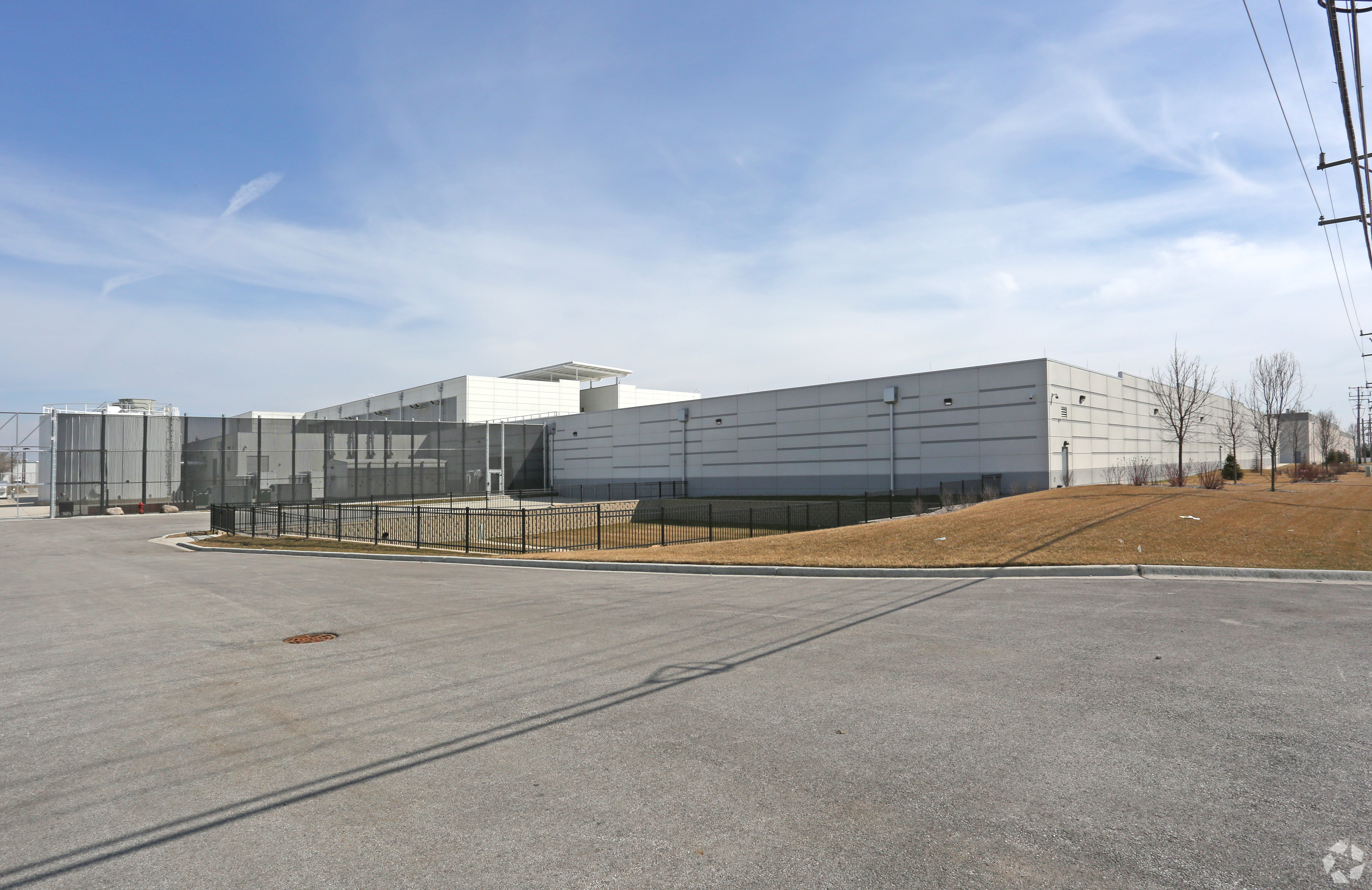 GI Partners has invested almost $300 million in two data centers in Elk Grove, Illinois, including this one at 1400 E. Devon Ave. (Dulce Rodriguez/CoStar)