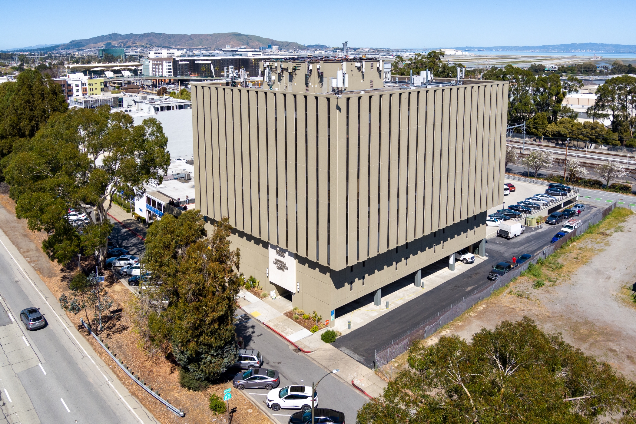 Gemini Rosemont Commercial Real Estate acquired Peninsula Life Science Center in Burlingame, California. (CoStar)